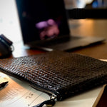 Style and Security, woven into one. The Braided Laptop Case 16 by LABEL17 combines hand-braided lamb nappa leather on the front with smooth leather on the back. Lightly padded, it holds laptops from 15” to 16” securely – with room for documents.
Also available for 13” and 14” devices.
Handmade in Morocco.