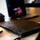 Style and Security, woven into one. The Braided Laptop Case 16 by LABEL17 combines hand-braided lamb nappa leather on the front with smooth leather on the back. Lightly padded, it holds laptops from 15” to 16” securely – with room for documents.
Also available for 13” and 14” devices.
Handmade in Morocco.