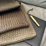 Style and Security, woven into one. The Braided Laptop Case 16 by LABEL17 combines hand-braided lamb nappa leather on the front with smooth leather on the back. Lightly padded, it holds laptops from 15” to 16” securely – with room for documents.
Also available for 13” and 14” devices.
Handmade in Morocco.
