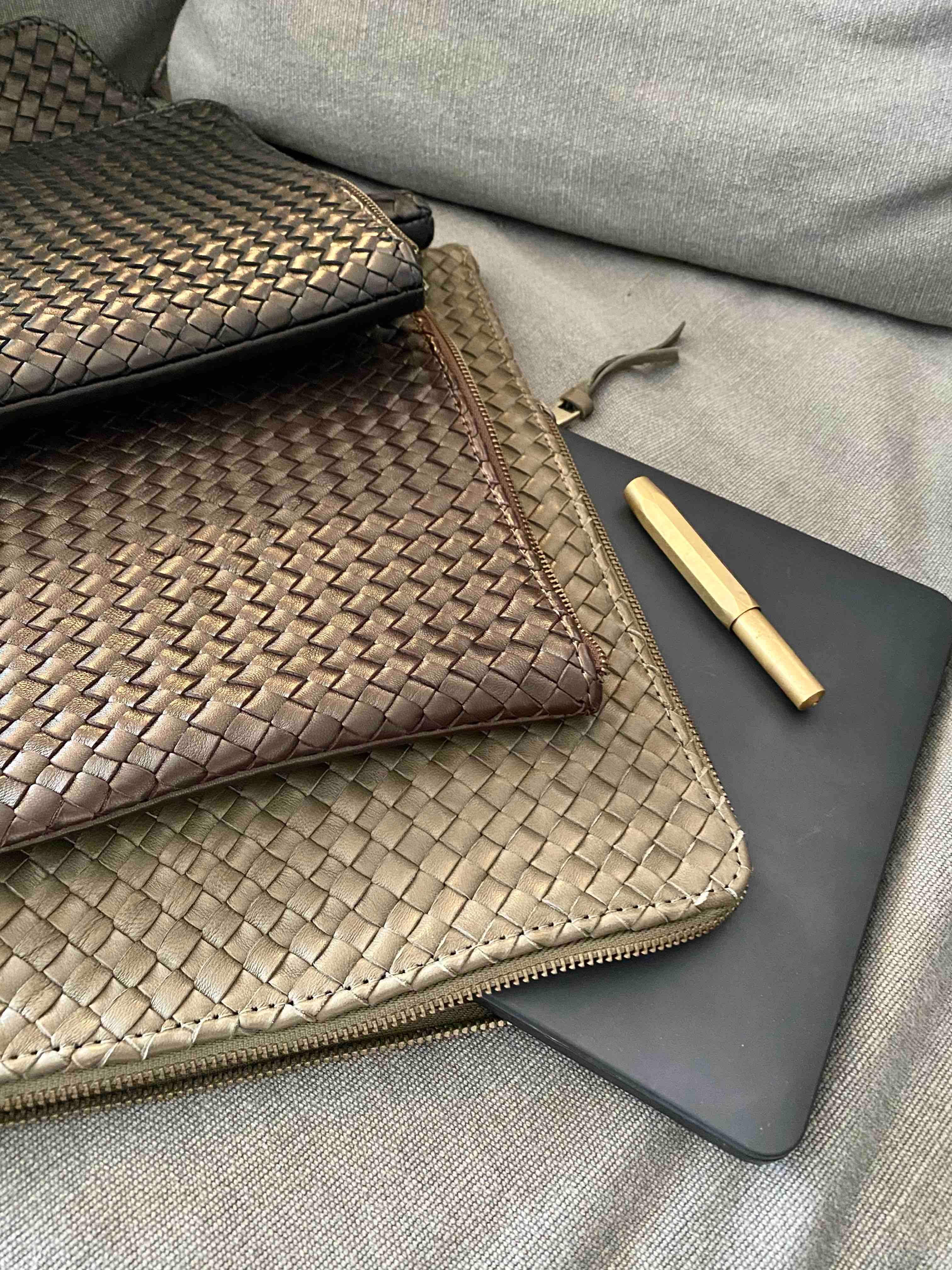 Style and Security, woven into one. The Braided Laptop Case 16 by LABEL17 combines hand-braided lamb nappa leather on the front with smooth leather on the back. Lightly padded, it holds laptops from 15” to 16” securely – with room for documents.
Also available for 13” and 14” devices.
Handmade in Morocco.