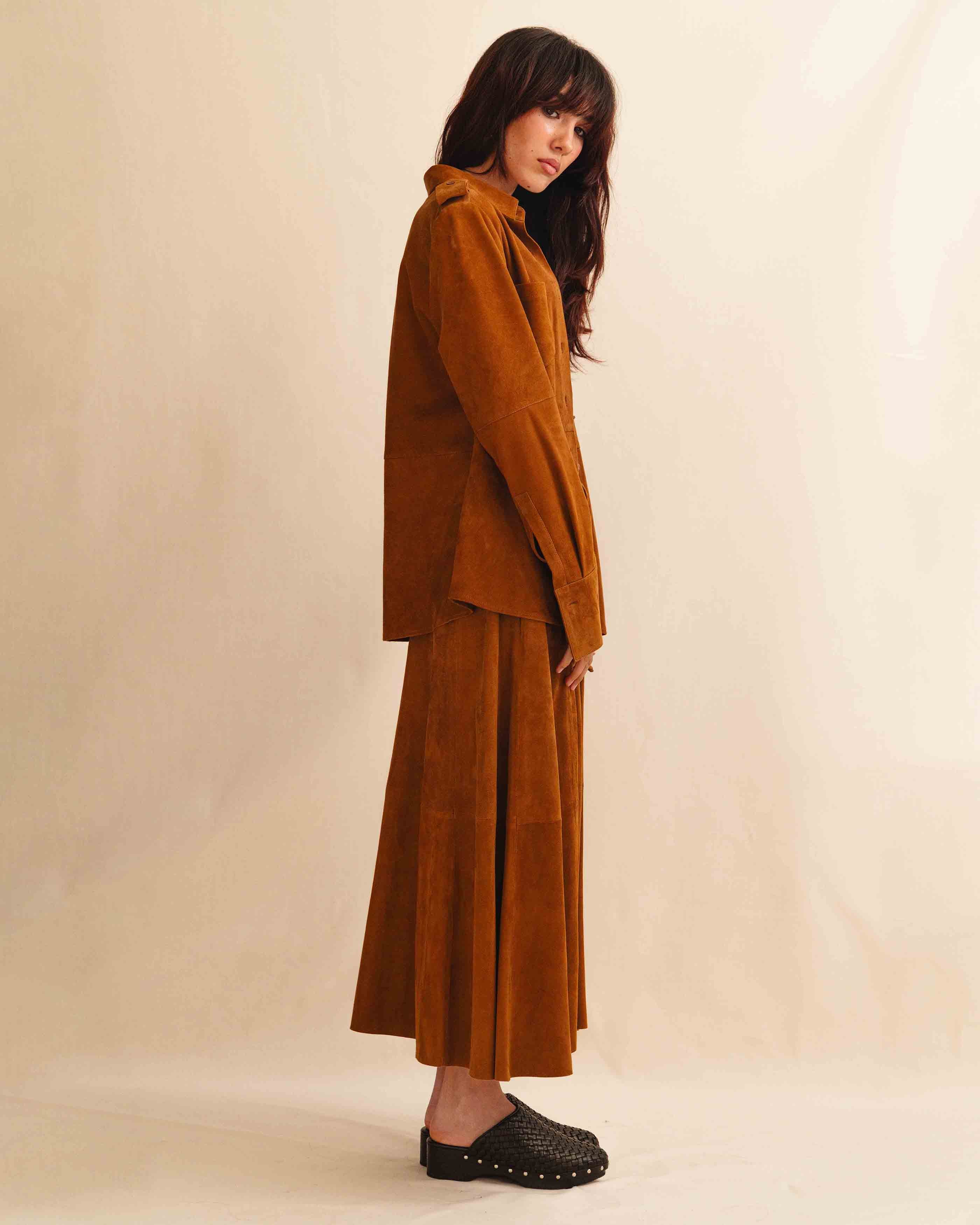 Die Leather Blouse ALEA von LABEL17 ist aus weichem Veloursleder gefertigt. Klare Linien, eine entspannte Passform und lange Ärmel verleihen ihr eine raffinierte Silhouette mit subtiler Struktur. Als Hemdbluse tragbar oder offen gestylt als Overshirt – ein zeitloses Essential für den Alltag.