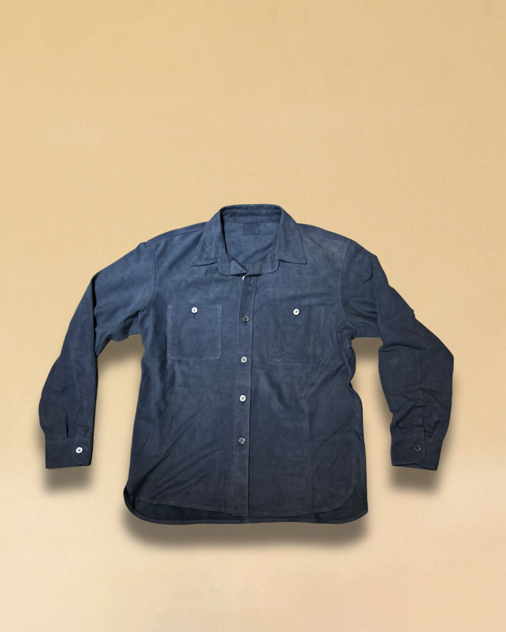 Overshirt 'OLIVIER' von LABEL17 in Ciel. Das Shirt-Modell in Suede Qualität begeistert als Übergangsbegleiter. Modische Hemd-Aufmachung, gefertigt in Marokko