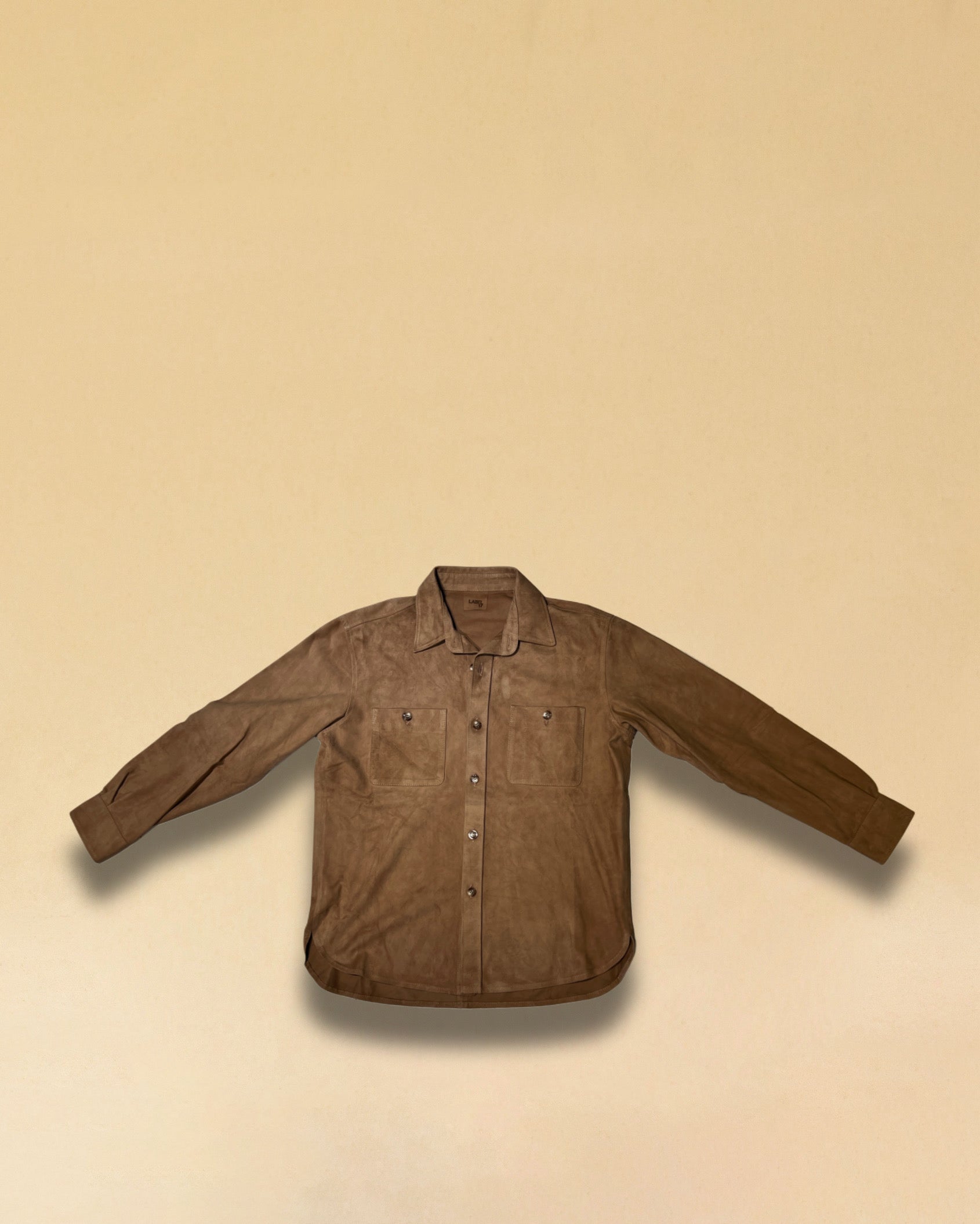 Overshirt 'OLIVIER' von LABEL17 in Sand. Das Shirt-Modell in Suede Qualität begeistert als Übergangsbegleiter. Modische Hemd-Aufmachung, gefertigt in Marokko