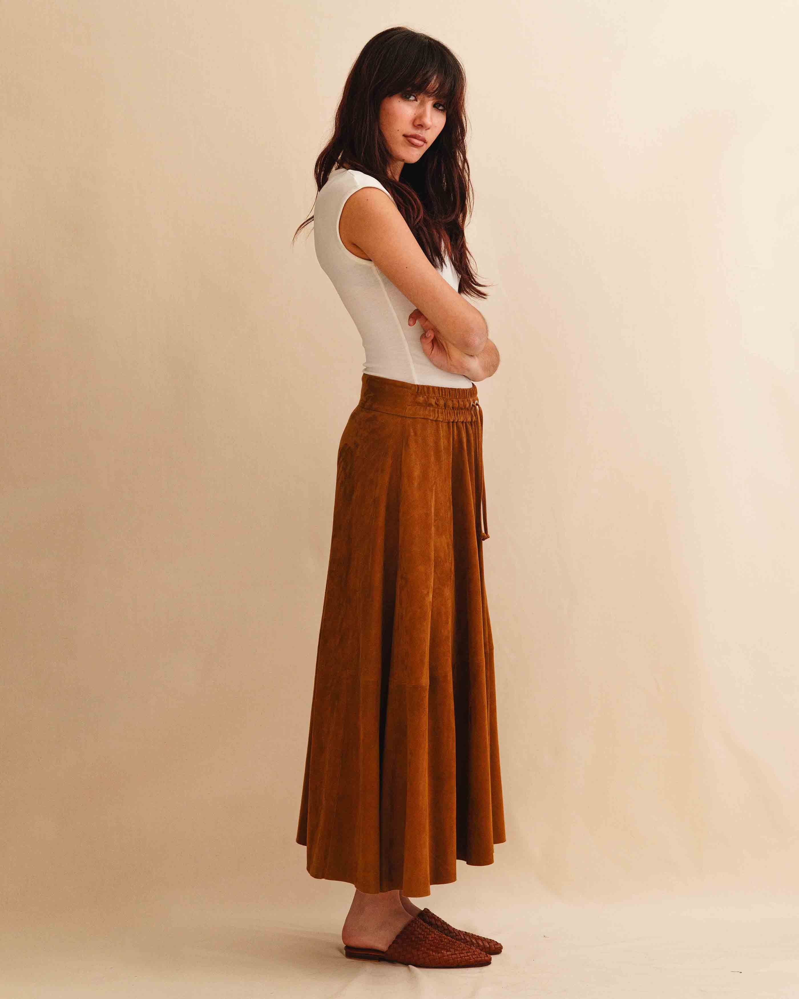 Der Lederrock JACKIE von LABEL17, gefertigt aus geschmeidigem Velours-Leder, kombiniert eine lässige Passform mit einem bequemen Elastikbund. Er zaubert eine wunderschöne Silhouette und ist vielseitig einsetzbar. Handgefertigt in Marokko.