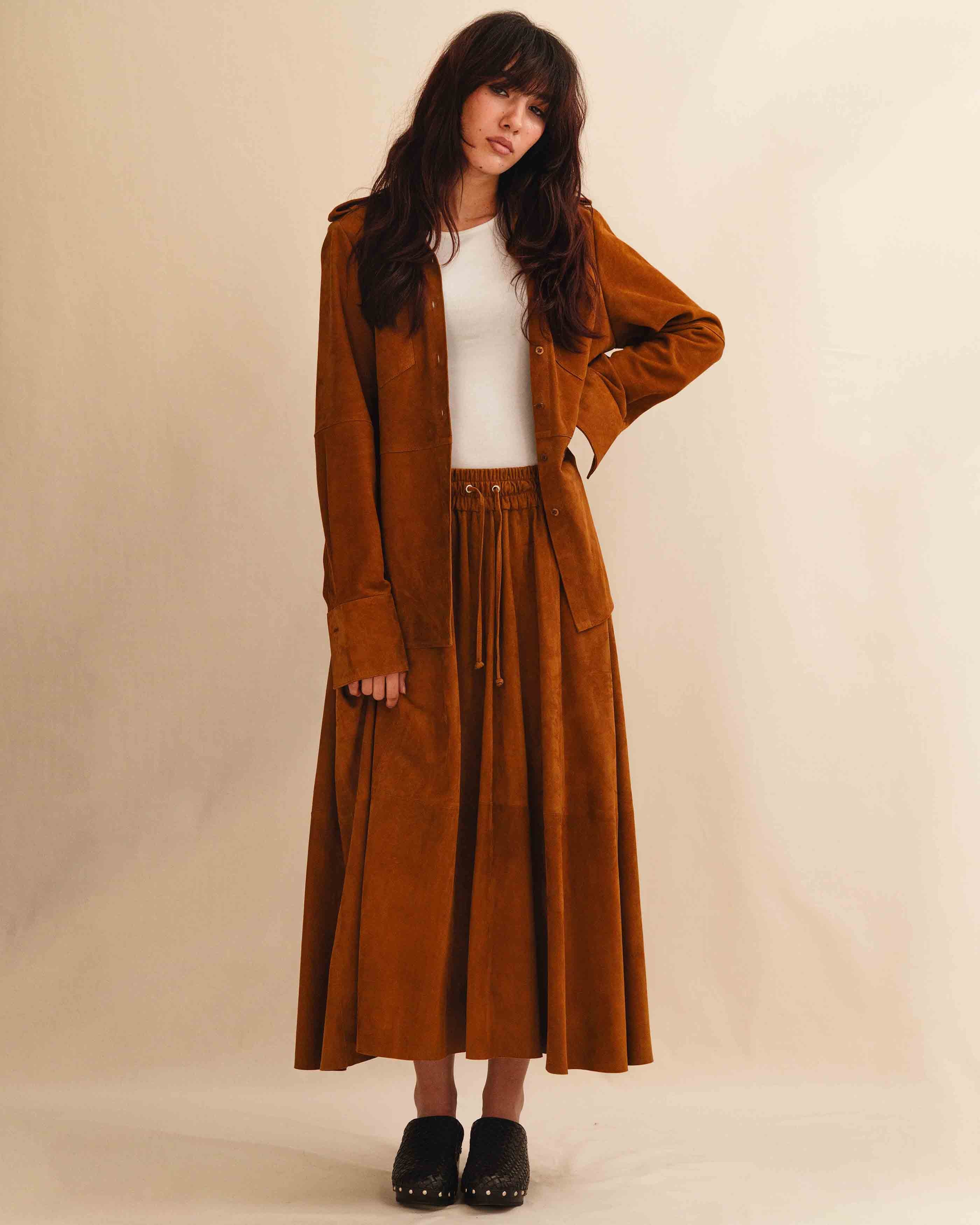 Der Lederrock JACKIE von LABEL17, gefertigt aus geschmeidigem Velours-Leder, kombiniert eine lässige Passform mit einem bequemen Elastikbund. Er zaubert eine wunderschöne Silhouette und ist vielseitig einsetzbar. Handgefertigt in Marokko.