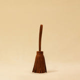 Aus geschmeidigem Nappaleder gefertigt, setzt dieser große Leder Pompom CHARM von LABEL17 ein stilvolles Statement. Ideal als Taschenaccessoire, handgefertigt in Marokko.