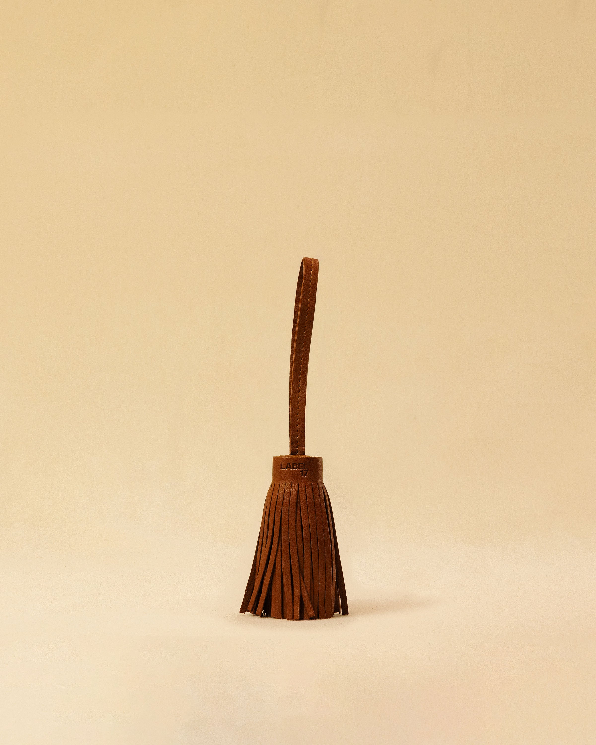 Aus geschmeidigem Nappaleder gefertigt, setzt dieser große Leder Pompom CHARM von LABEL17 ein stilvolles Statement. Ideal als Taschenaccessoire, handgefertigt in Marokko.