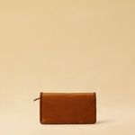 The Portemonnaie IVY by LABEL17 is crafted from supple, vegetable-tanned nappa leather and defined by its distinctive hand-stitched side seams. It features a spacious zip compartment and a card section, with an additional large pocket behind it – perfect for holding a passport or travel documents. A functional companion for everyday life – and the perfect partner for travel. Handmade in Morocco.