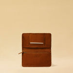 The Portemonnaie IVY by LABEL17 is crafted from supple, vegetable-tanned nappa leather and defined by its distinctive hand-stitched side seams. It features a spacious zip compartment and a card section, with an additional large pocket behind it – perfect for holding a passport or travel documents. A functional companion for everyday life – and the perfect partner for travel. Handmade in Morocco.