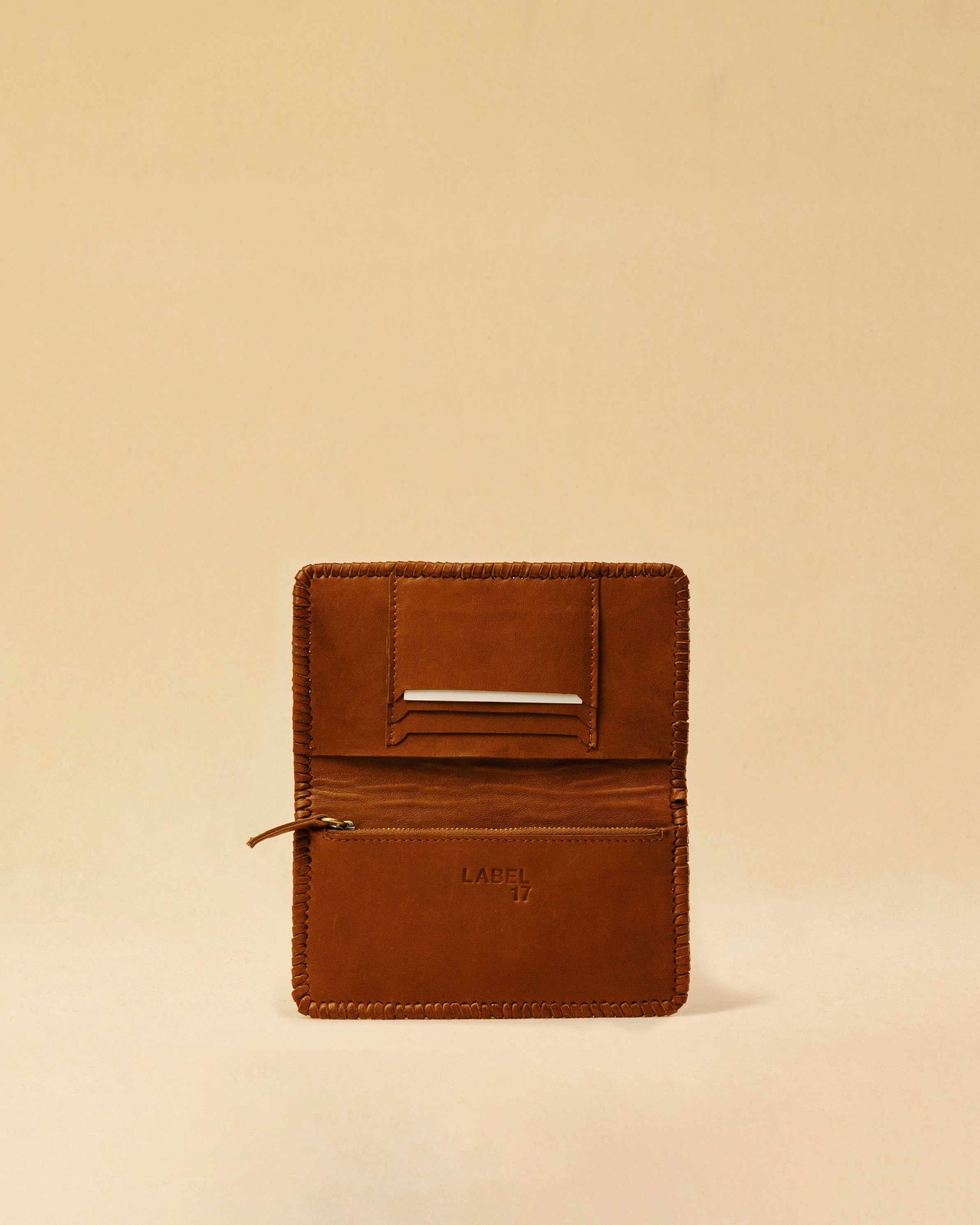 The Portemonnaie IVY by LABEL17 is crafted from supple, vegetable-tanned nappa leather and defined by its distinctive hand-stitched side seams. It features a spacious zip compartment and a card section, with an additional large pocket behind it – perfect for holding a passport or travel documents. A functional companion for everyday life – and the perfect partner for travel. Handmade in Morocco.