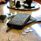 The three-piece Braided Portemonnaie TRINITY by LABEL17 is an ensemble of refined functionality and craftsmanship – made from supple, hand-braided nappa leather. It features a woven zip-around case and two removable inner pouches: one for cards, one for coins.
Handmade in Morocco.