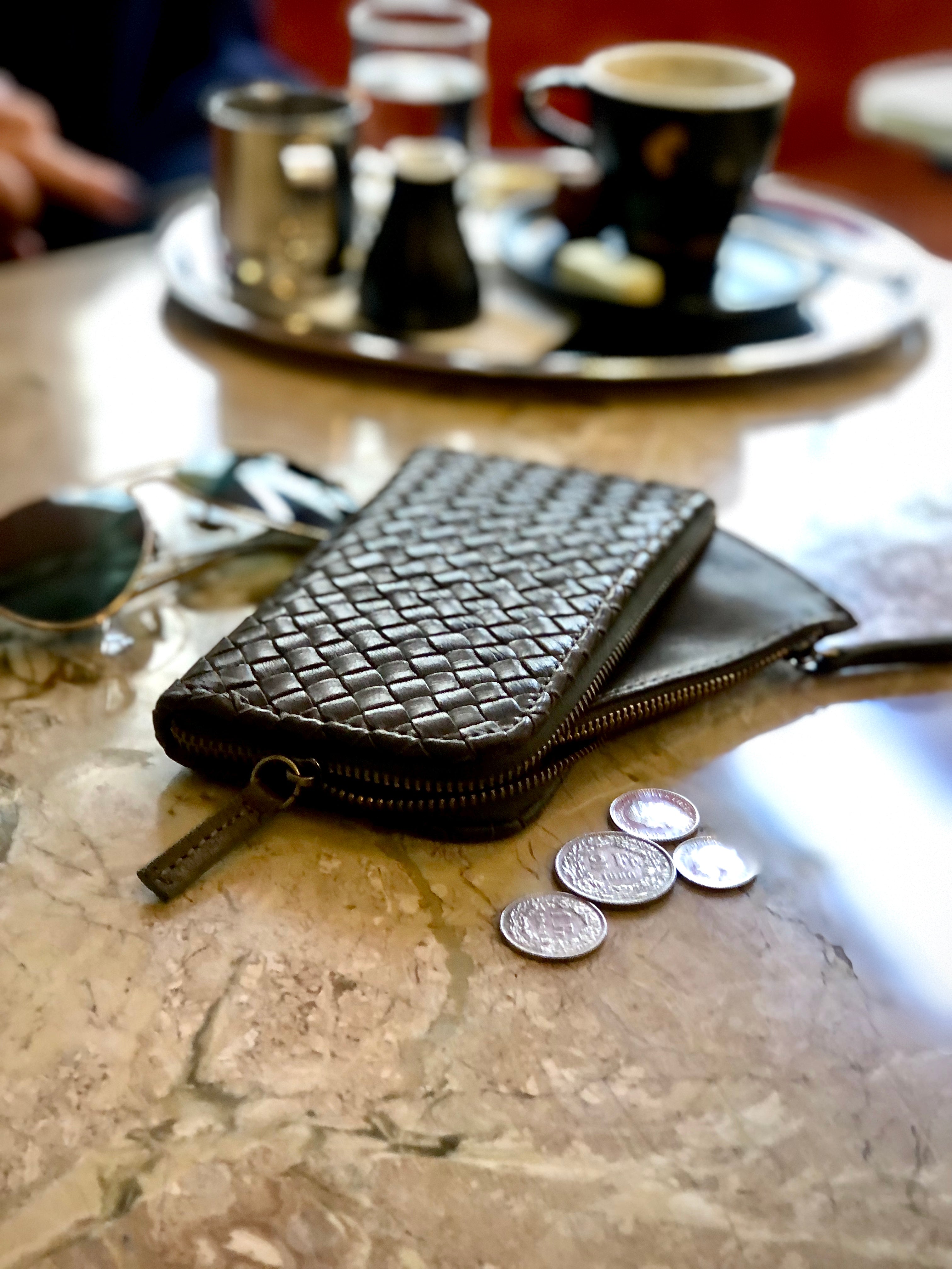 The three-piece Braided Portemonnaie TRINITY by LABEL17 is an ensemble of refined functionality and craftsmanship – made from supple, hand-braided nappa leather. It features a woven zip-around case and two removable inner pouches: one for cards, one for coins.
Handmade in Morocco.