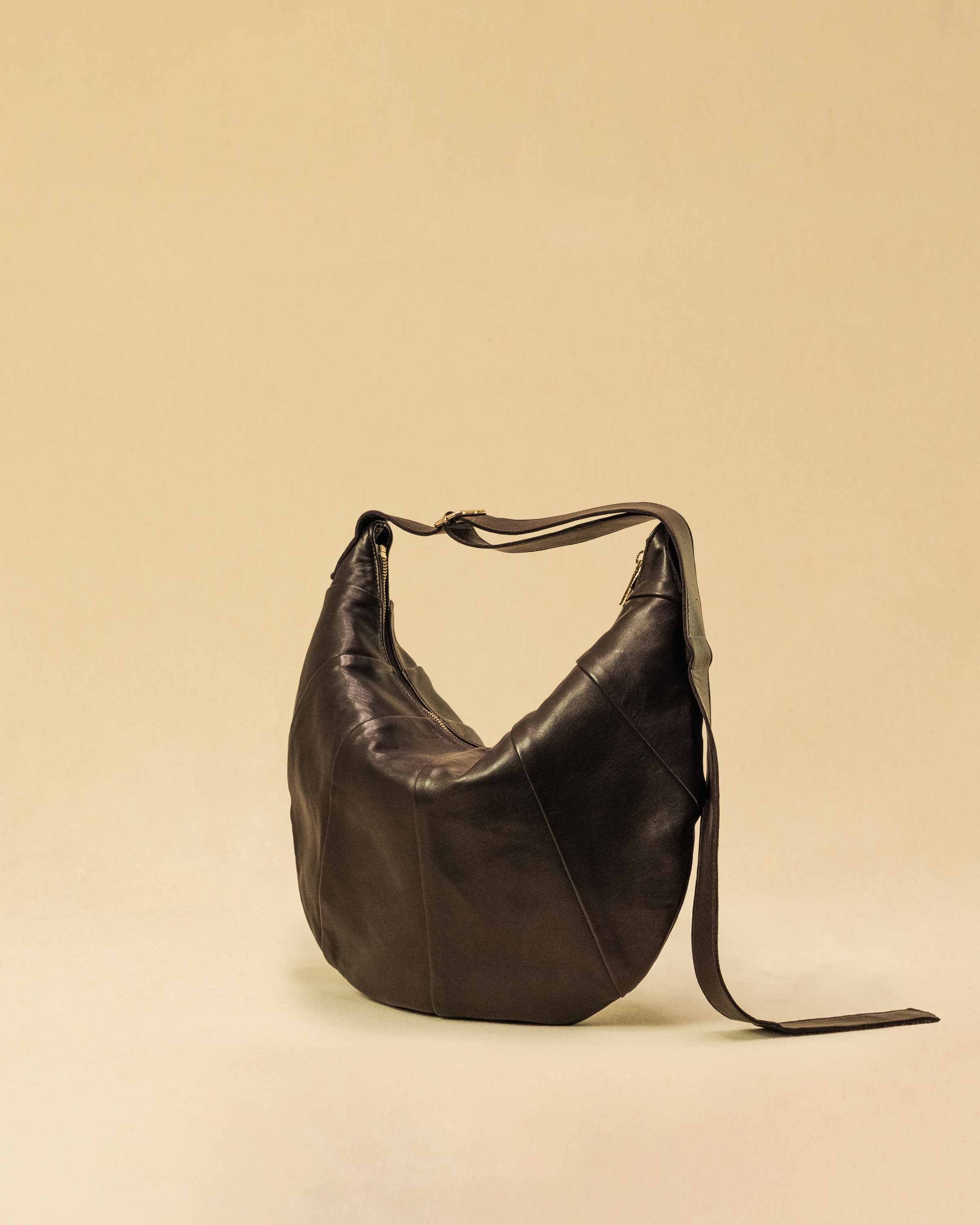 Saddle Bag FELICIA aus Nappaleder von LABEL17. Die zusammengenähten Lederbahnen verleihen der Tasche einen dezenten Retro-Charme. Handgefertigt in Marokko