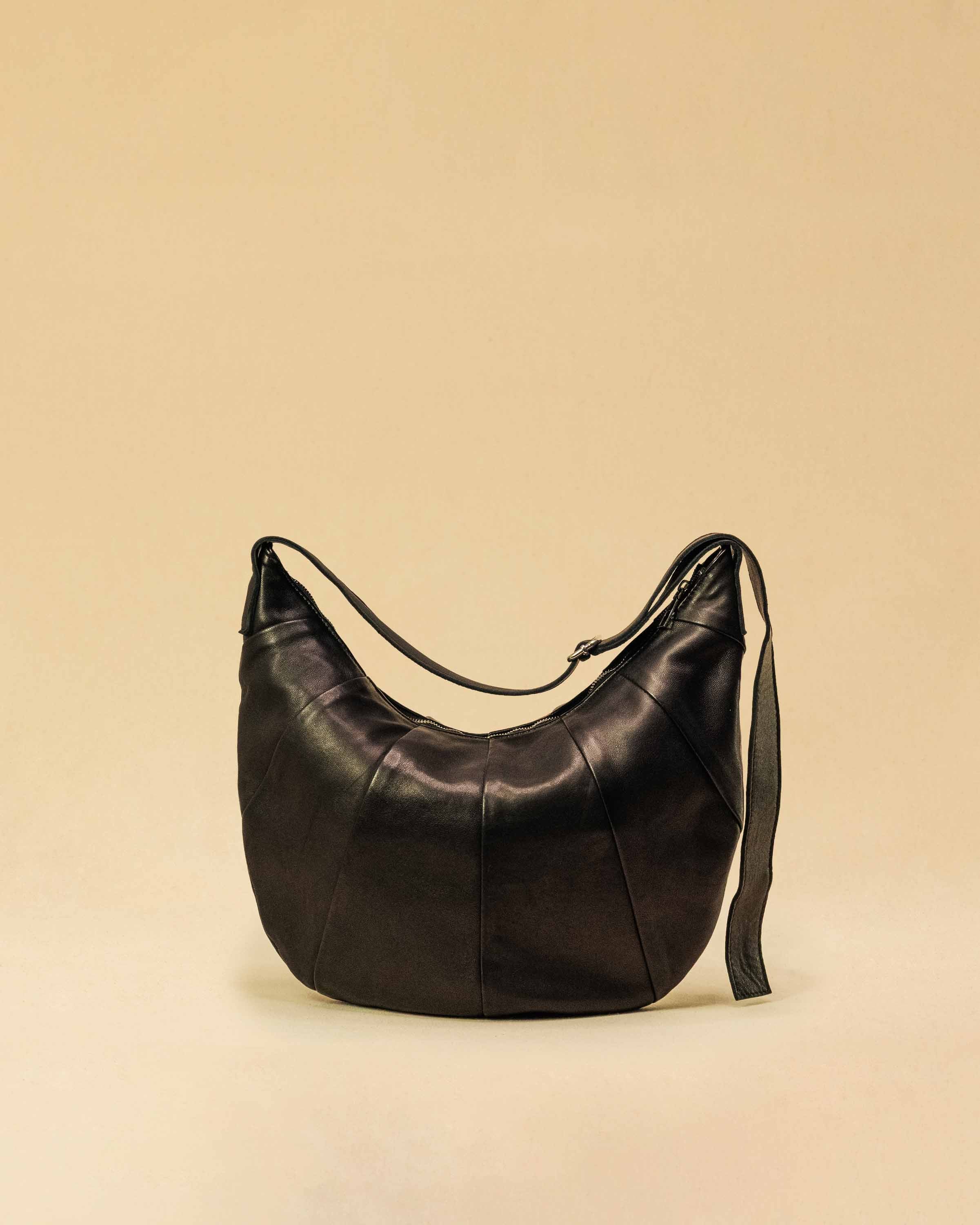 Saddle Bag FELICIA Medium aus Nappaleder von LABEL17. Die zusammengenähten Lederbahnen verleihen der Tasche einen dezenten Retro-Charme. Handgefertigt in Marokko