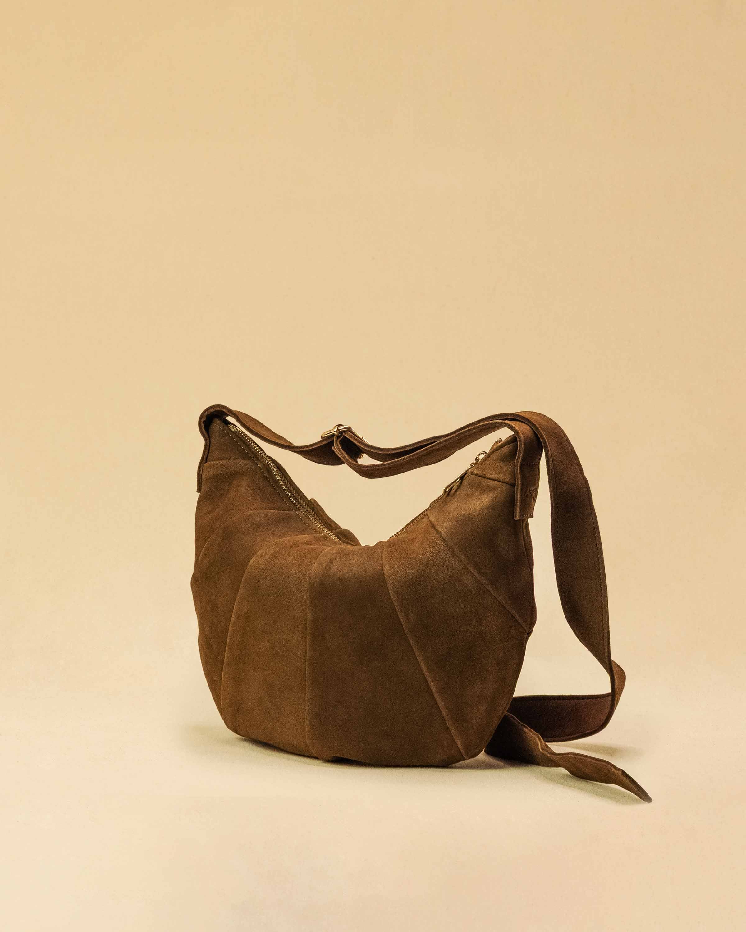 Saddle Bag FELICIA Medium aus Veloursleder von LABEL17. Die zusammengenähten Lederbahnen verleihen der Tasche einen dezenten Retro-Charme. Handgefertigt in Marokko
