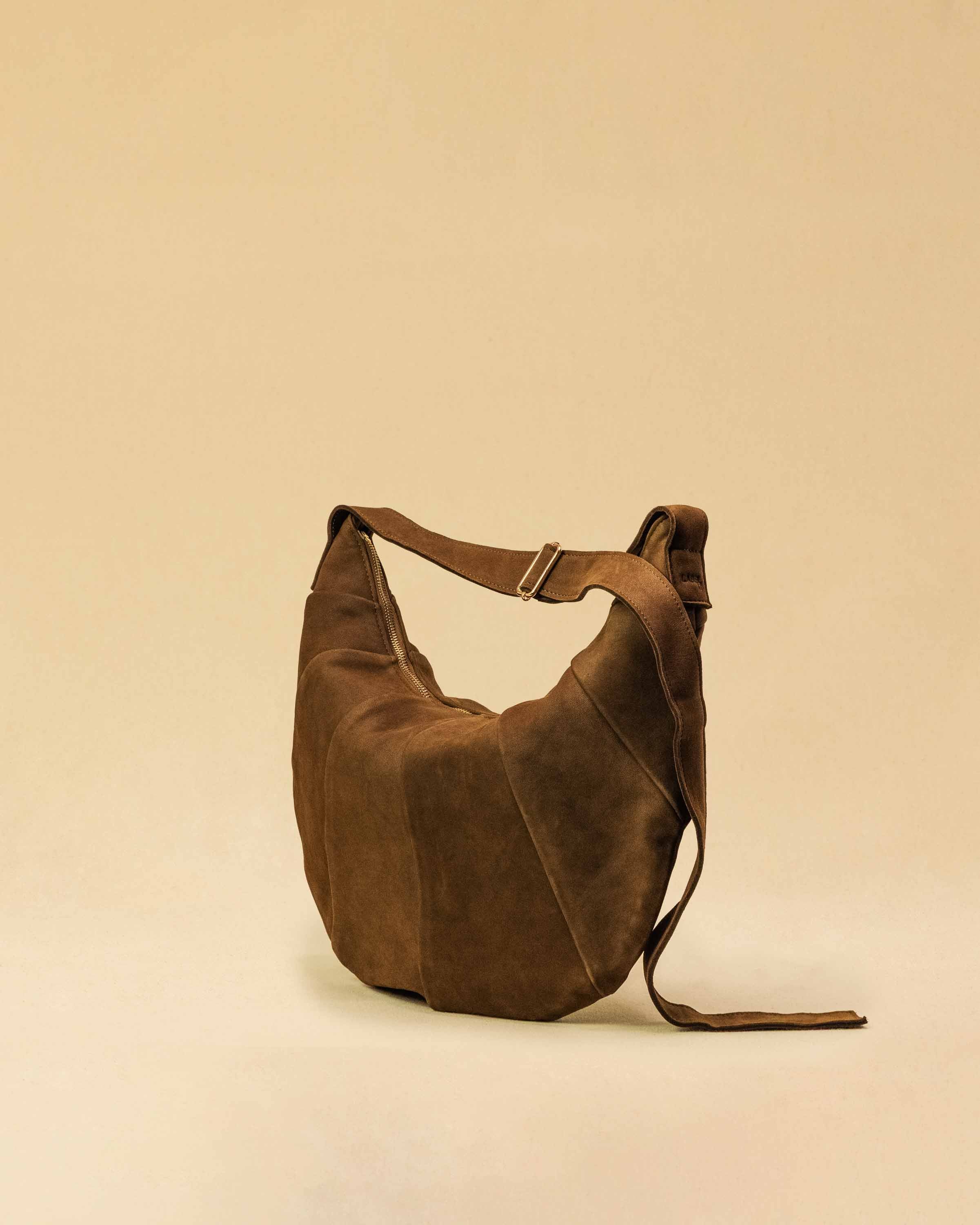 Saddle Bag FELICIA aus Veloursleder von LABEL17. Die zusammengenähten Lederbahnen verleihen der Tasche einen dezenten Retro-Charme. Handgefertigt in Marokko