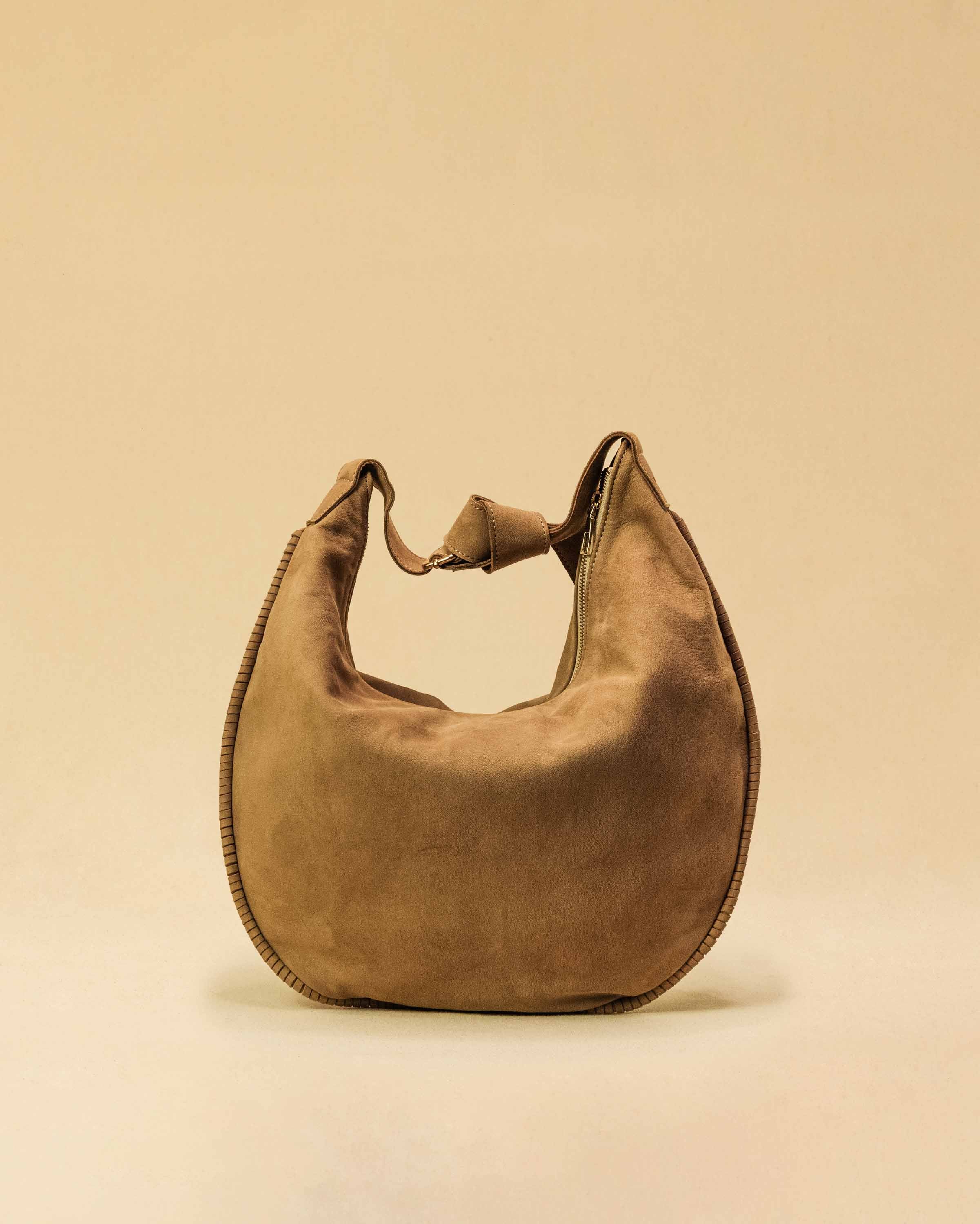 Saddle Bag IVY Medium aus Suede-Leder in Sand von LABEL17. Handgefertigt in Marokko