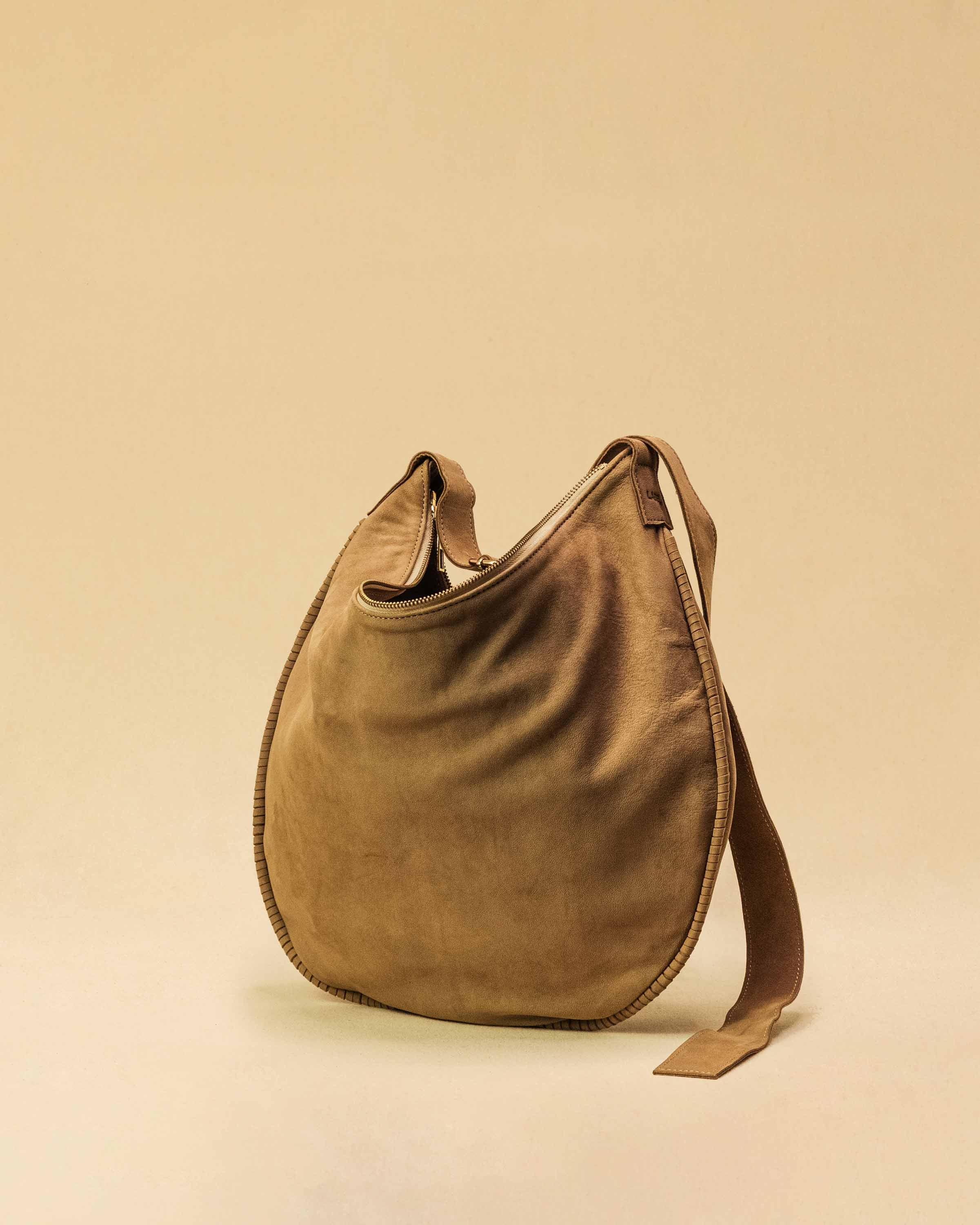 Saddle Bag IVY Medium aus Suede-Leder in Sand von LABEL17. Handgefertigt in Marokko