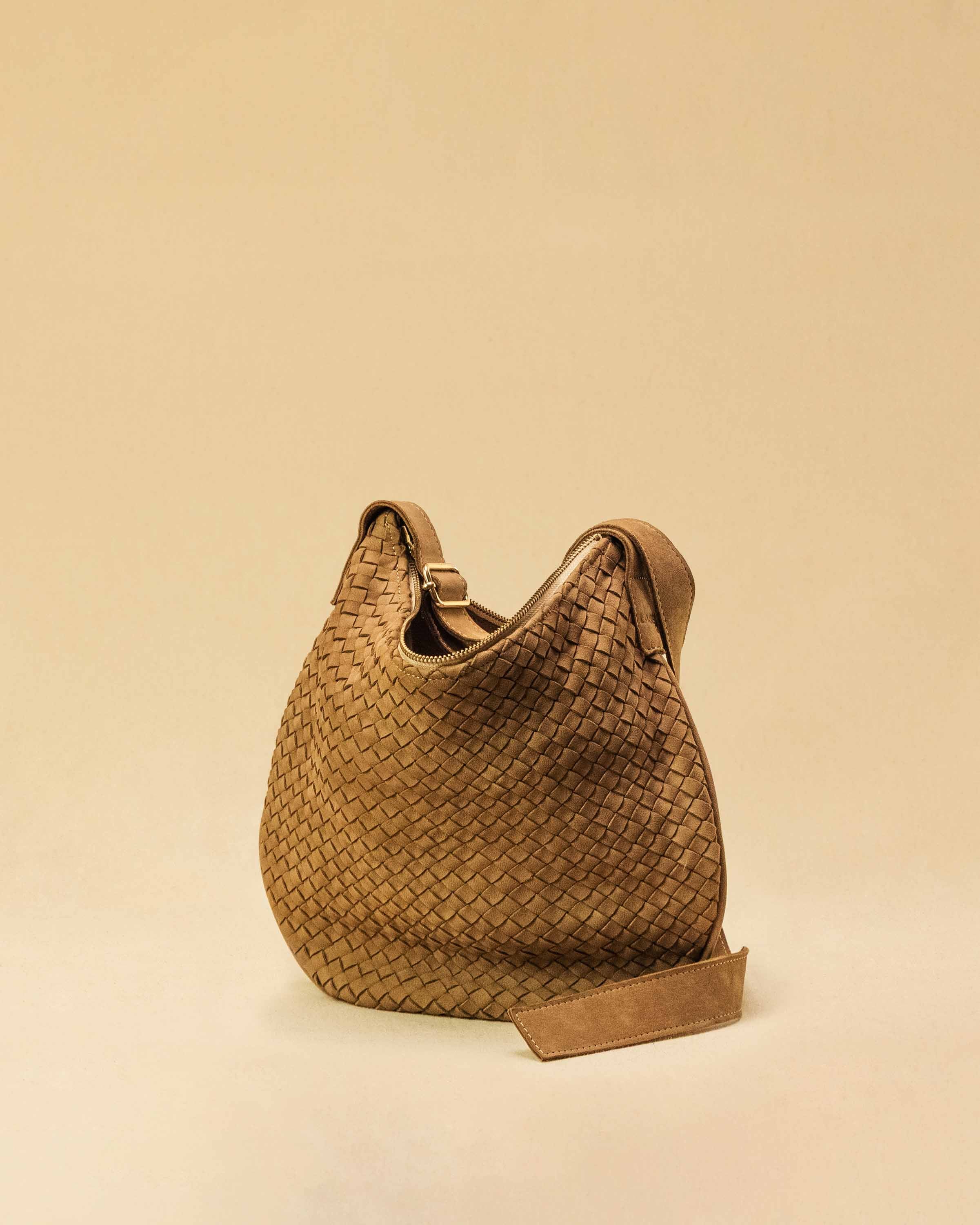 Saddle Bag LUNA Medium aus Suede-Leder in Sand von LABEL17. Handgefertigt in Marokko