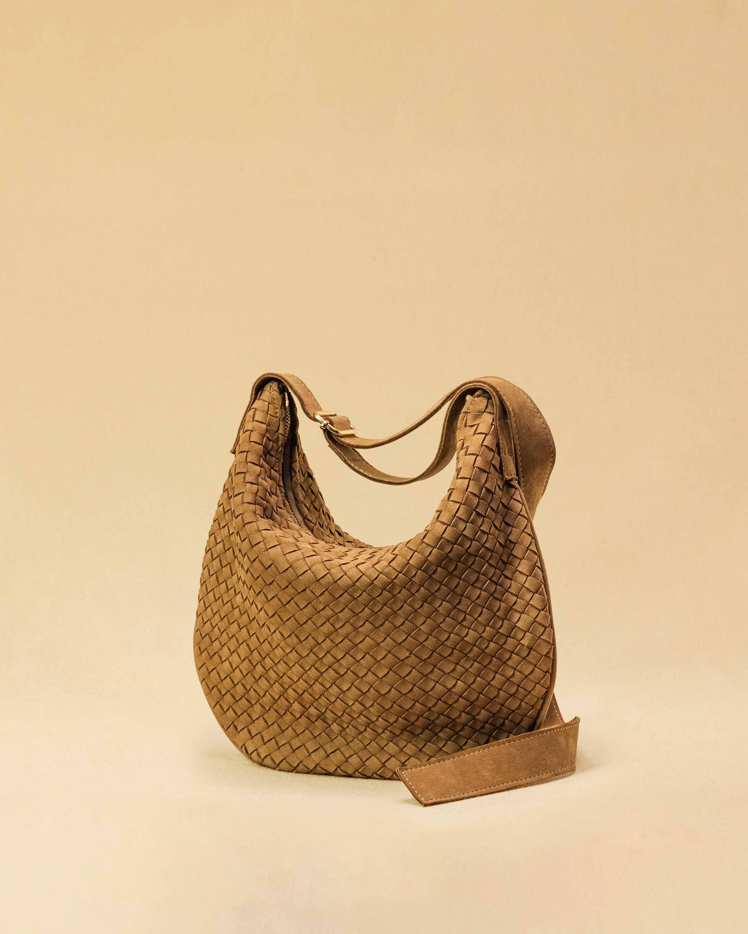 Saddle Bag LUNA Medium aus Suede-Leder in Sand von LABEL17. Handgefertigt in Marokko