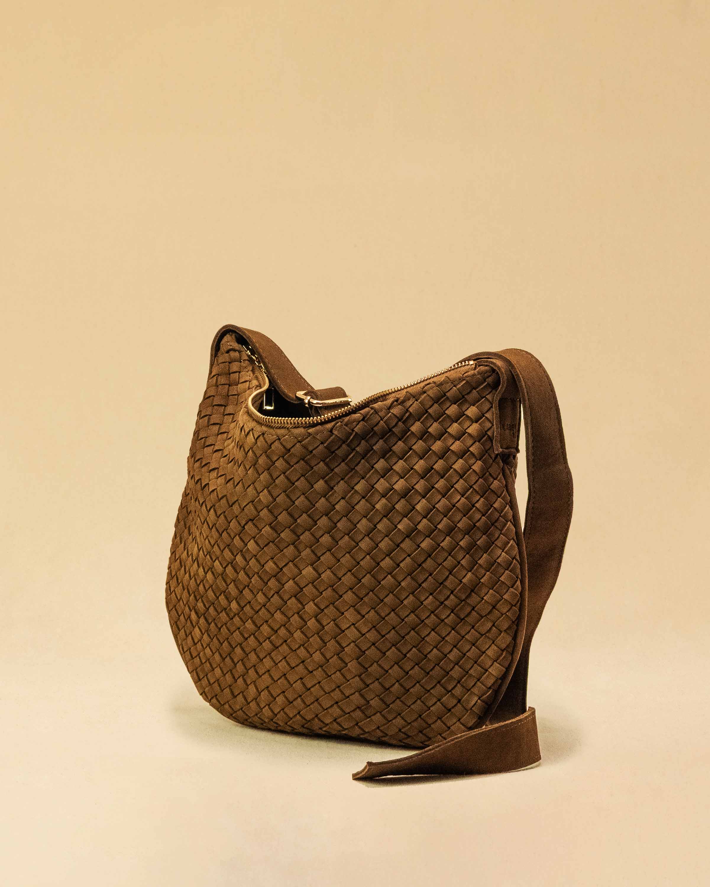 Saddle Bag LUNA Medium aus Suede-Leder in Toffee von LABEL17. Handgefertigt in Marokko