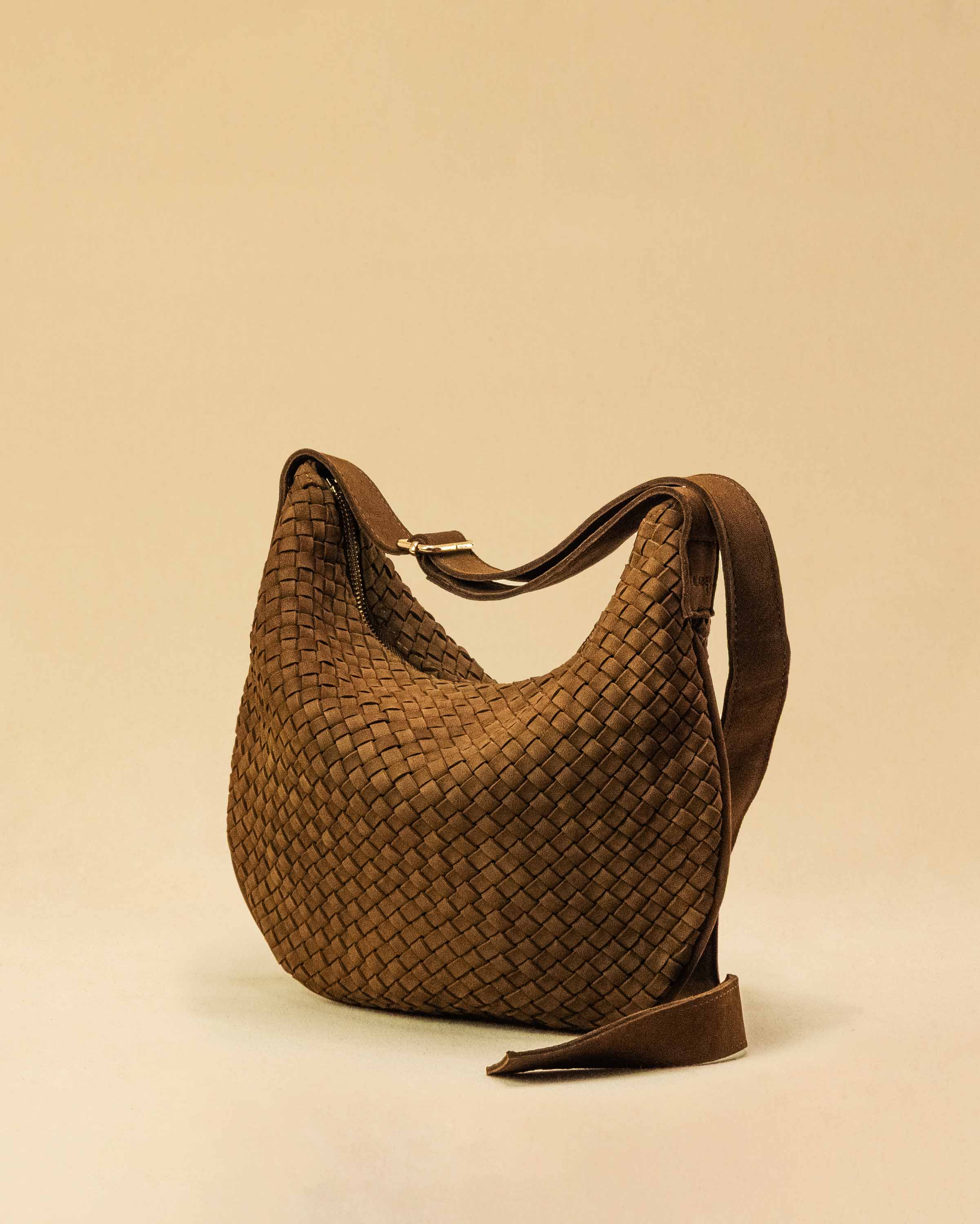 Saddle Bag LUNA Medium aus Suede-Leder in Toffee von LABEL17. Handgefertigt in Marokko