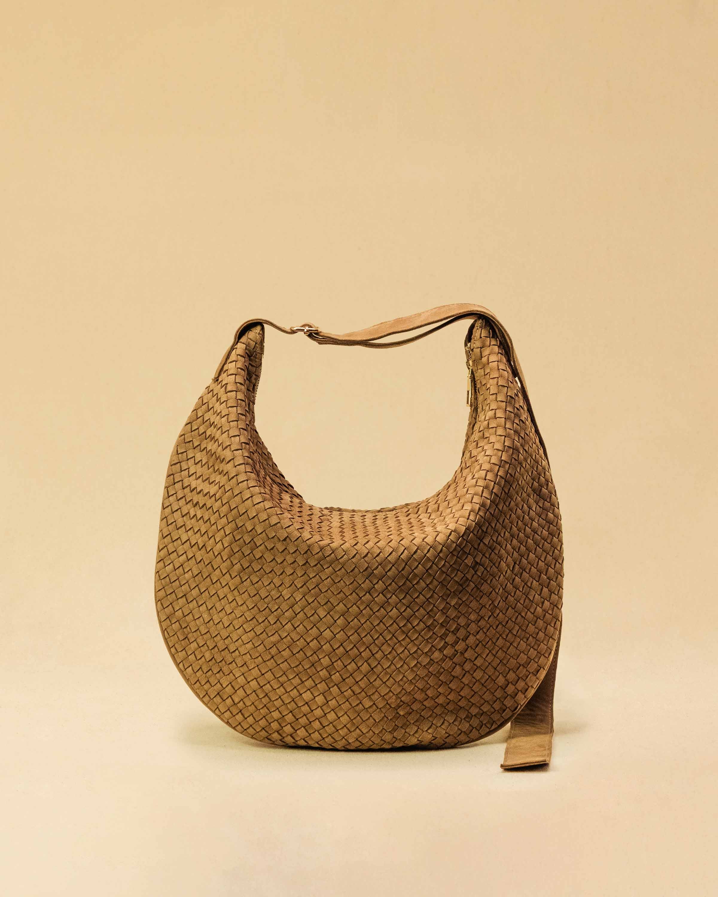 Saddle Bag LUNA aus Suede-Leder in Sand von LABEL17. Handgefertigt in Marokko