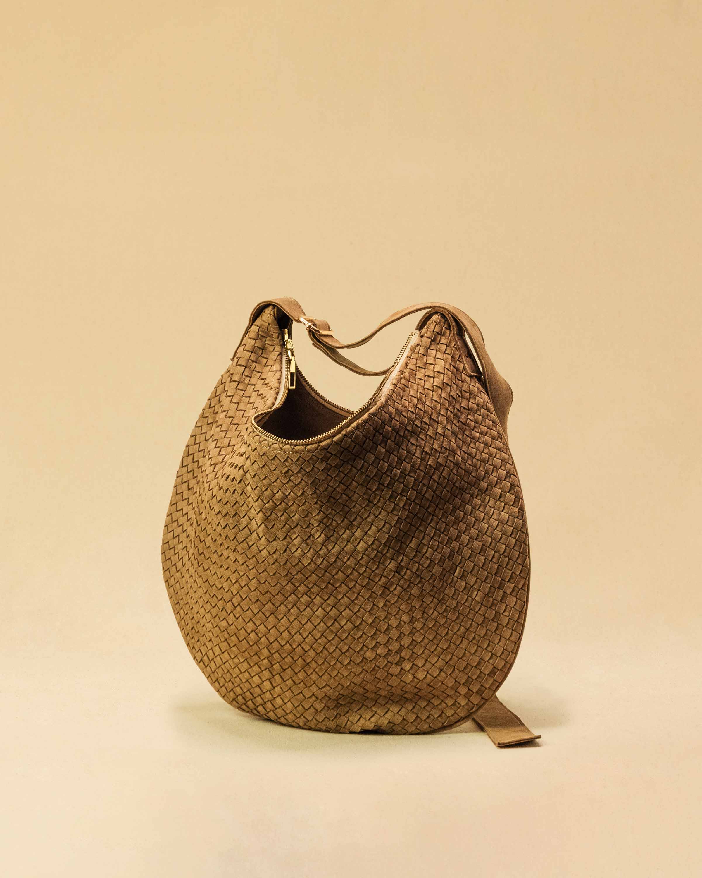 Saddle Bag LUNA aus Suede-Leder in Sand von LABEL17. Handgefertigt in Marokko