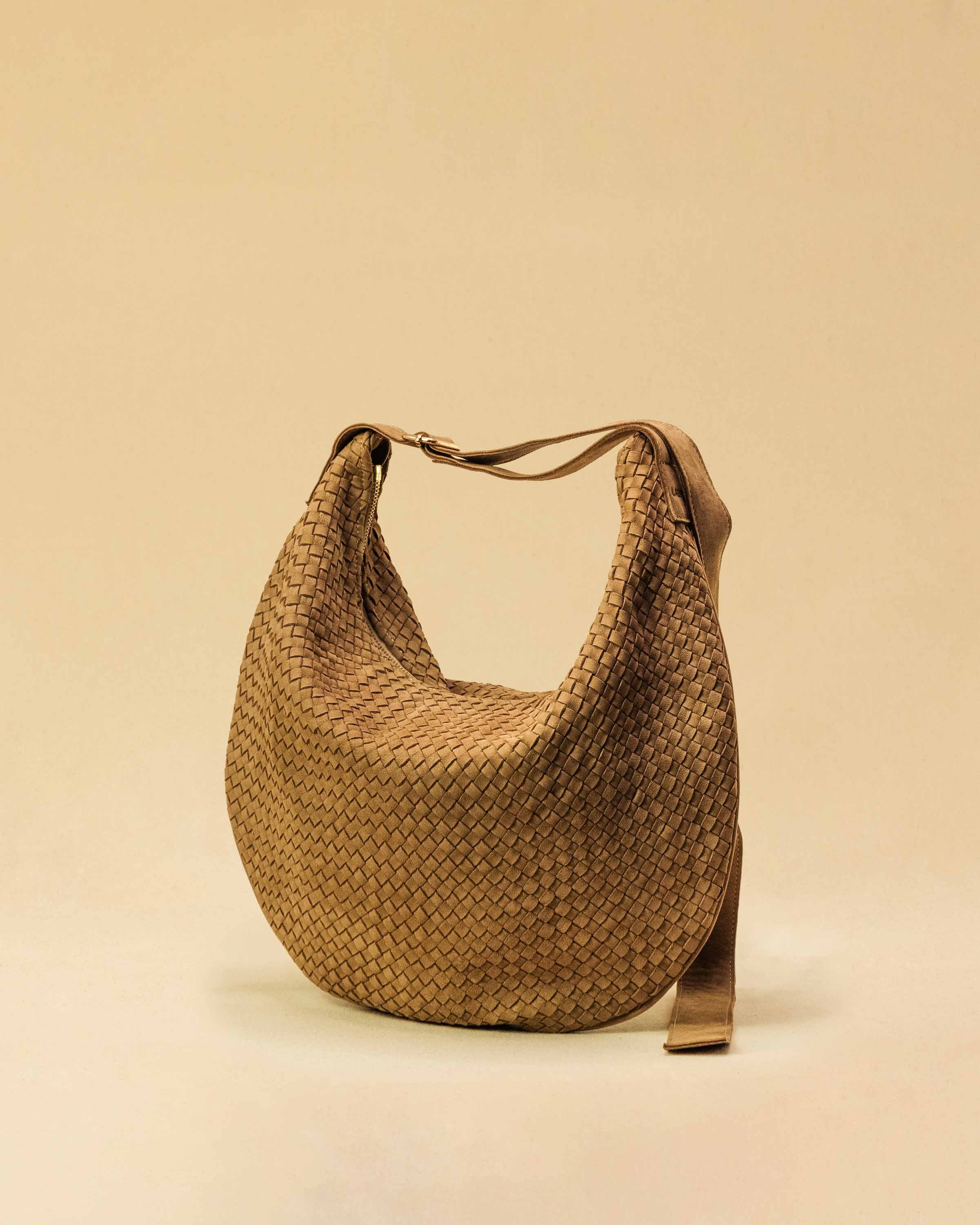 Saddle Bag LUNA aus Suede-Leder in Sand von LABEL17. Handgefertigt in Marokko