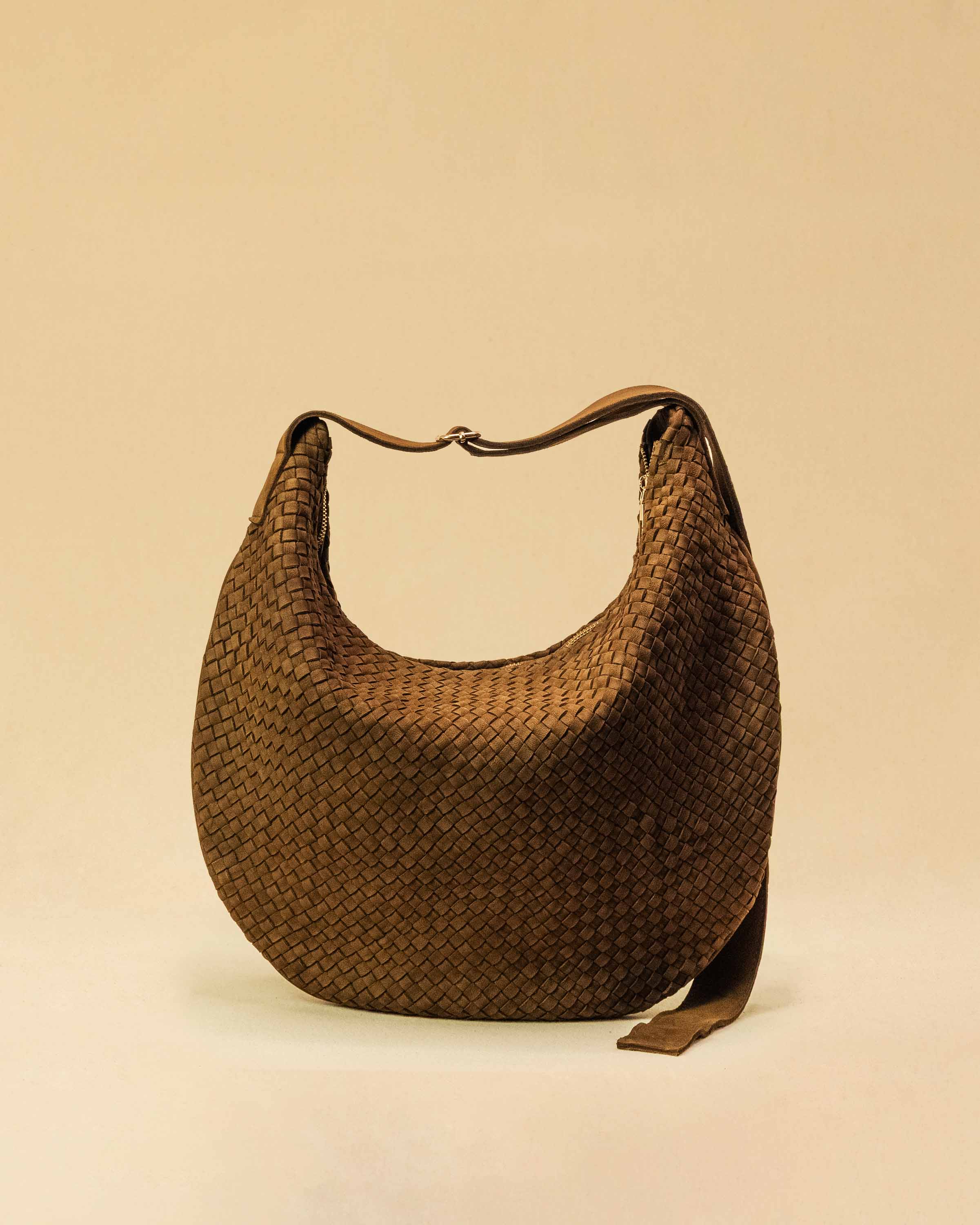 Saddle Bag LUNA aus Suede-Leder in Toffee von LABEL17. Handgefertigt in Marokko