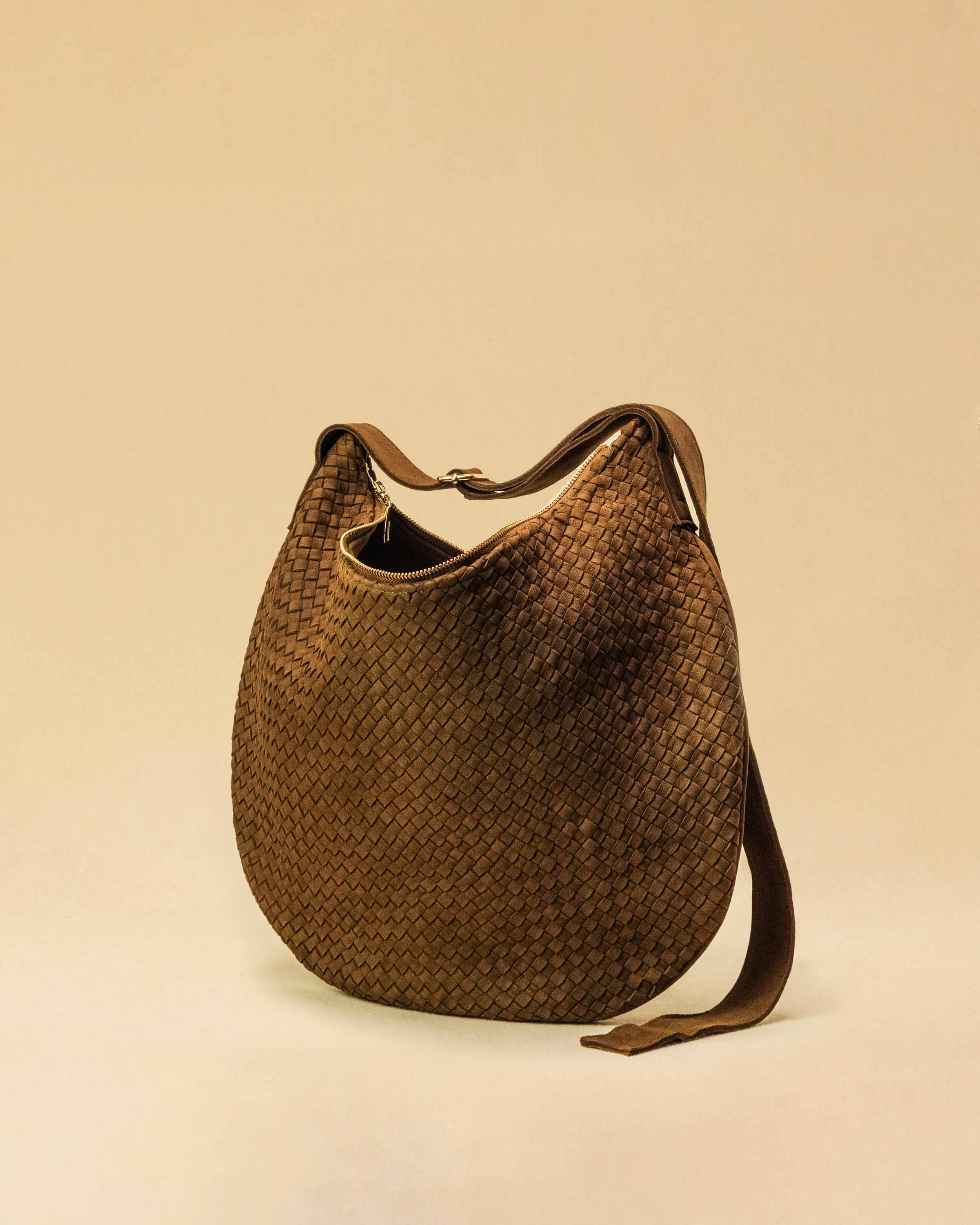 Saddle Bag LUNA aus Suede-Leder in Toffee von LABEL17. Handgefertigt in Marokko