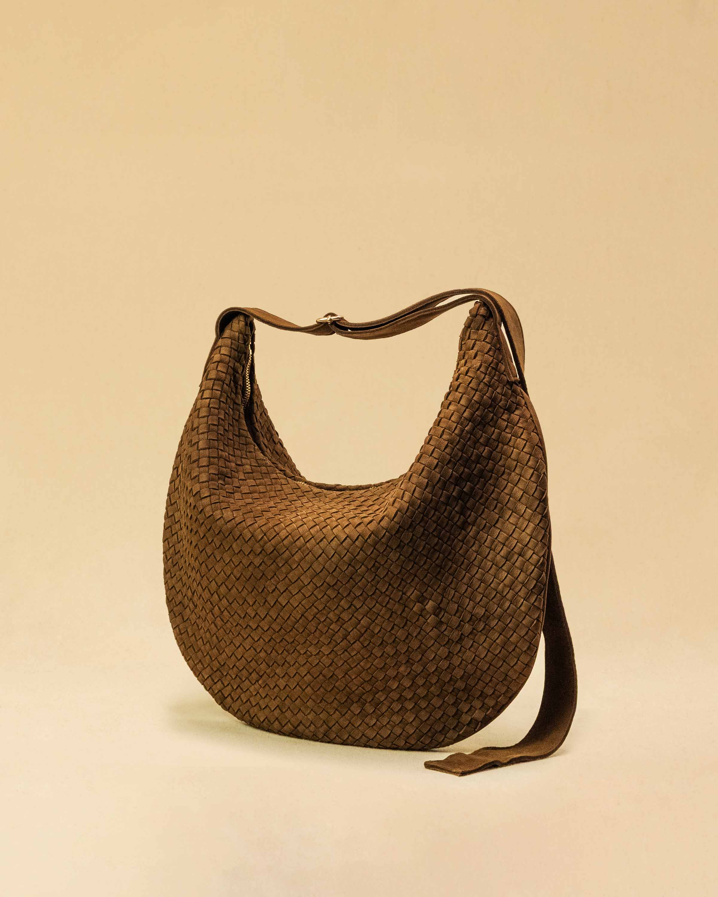 Saddle Bag LUNA aus Suede-Leder in Toffee von LABEL17. Handgefertigt in Marokko
