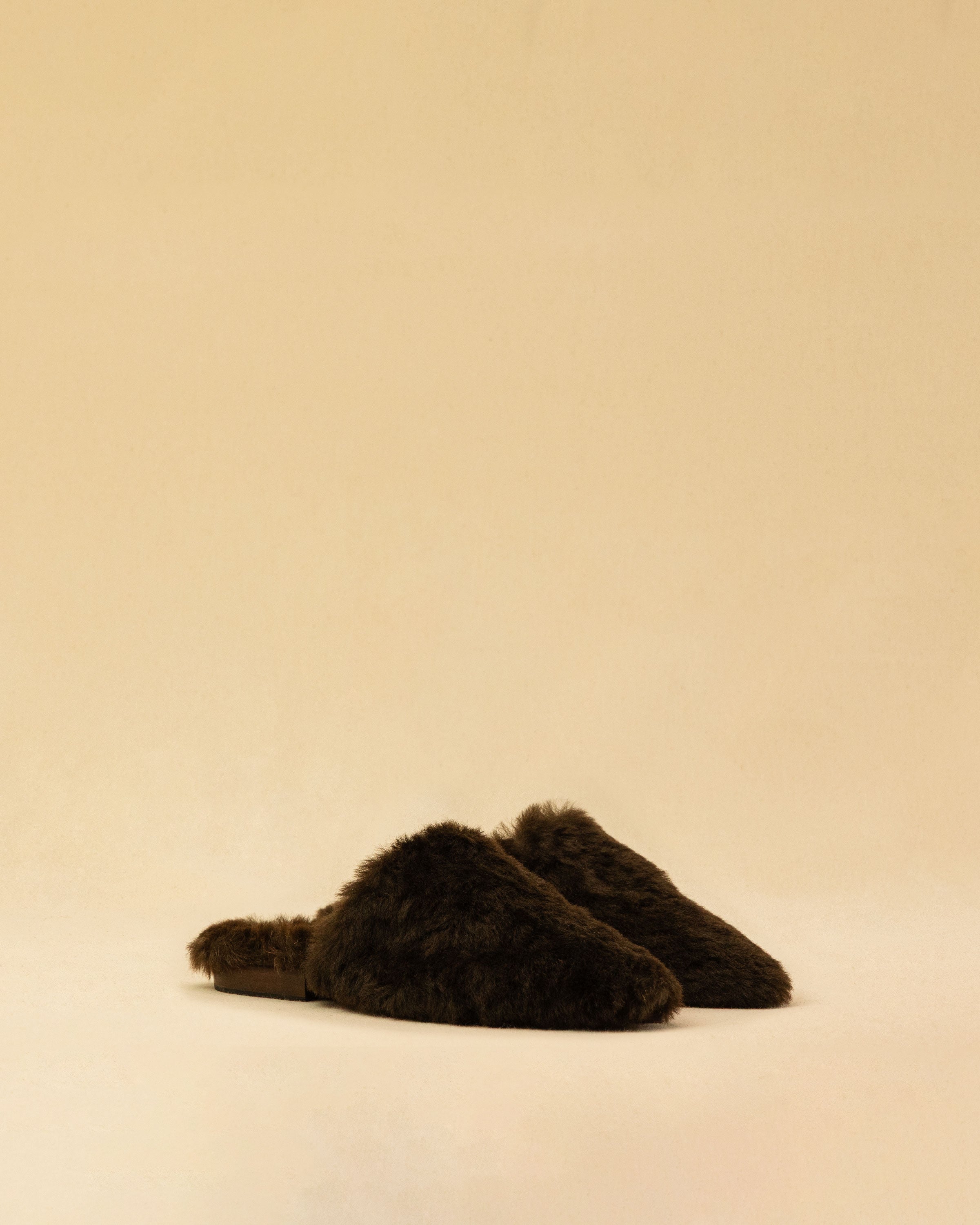 The ‘Shearling Mules CHARLY’ slipper by LABEL17 is crafted from soft lambskin for exceptional comfort. The lambskin-lined footbed provides a soft feel with every step. Featuring a fine leather sole and a subtle 1.5 cm heel, this shoe is perfect for both indoor and outdoor wear. Handmade in Morocco.