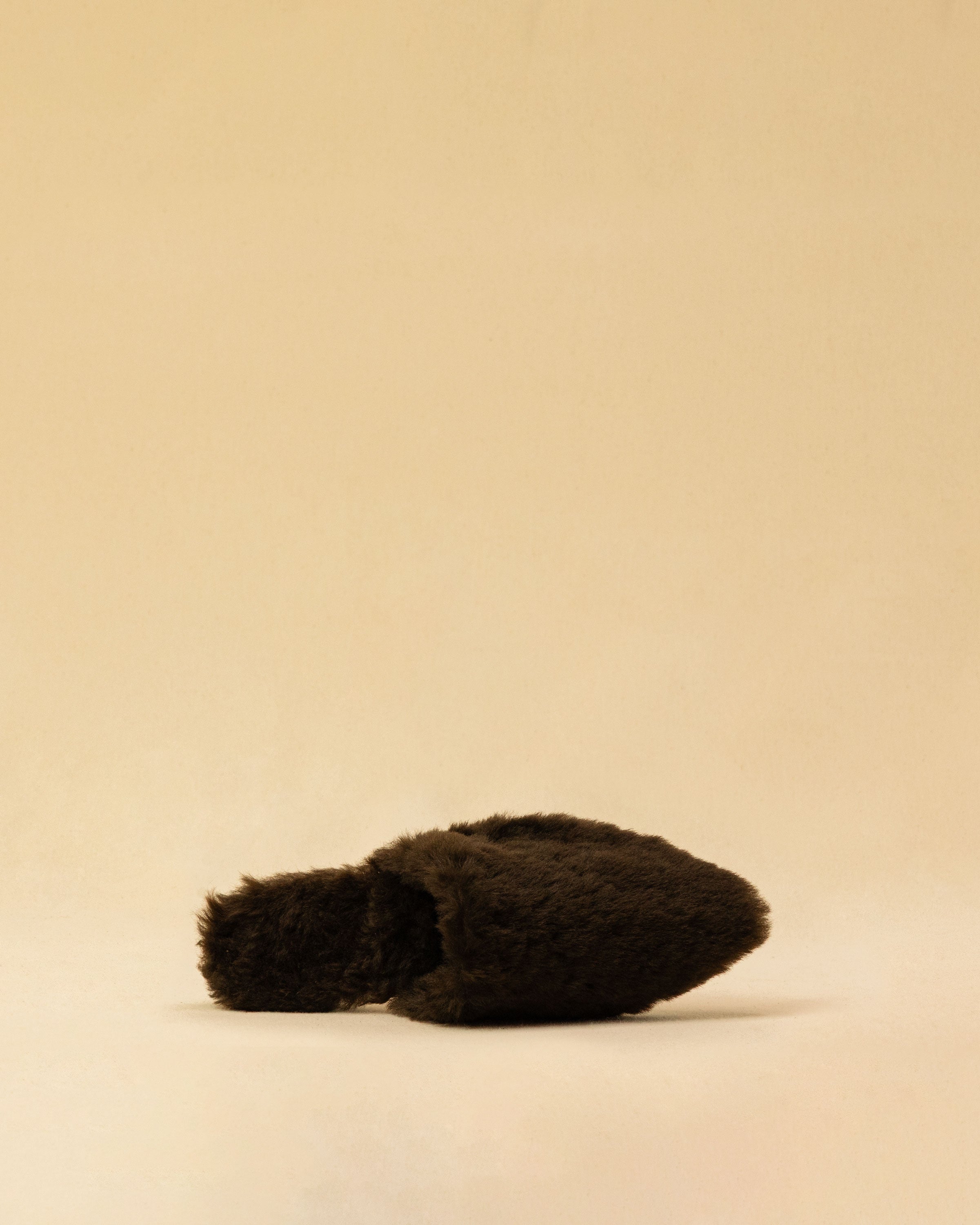 The ‘Shearling Mules CHARLY’ slipper by LABEL17 is crafted from soft lambskin for exceptional comfort. The lambskin-lined footbed provides a soft feel with every step. Featuring a fine leather sole and a subtle 1.5 cm heel, this shoe is perfect for both indoor and outdoor wear. Handmade in Morocco.