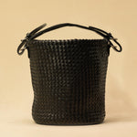 Shoulder Bag ABBIE in Black von LABEL17, aus geschmeidigem Lamm-Nappaleder von Hand geflochten. Beutelform mit kurzem Schulterhenkel, hergestellt in Marokko.