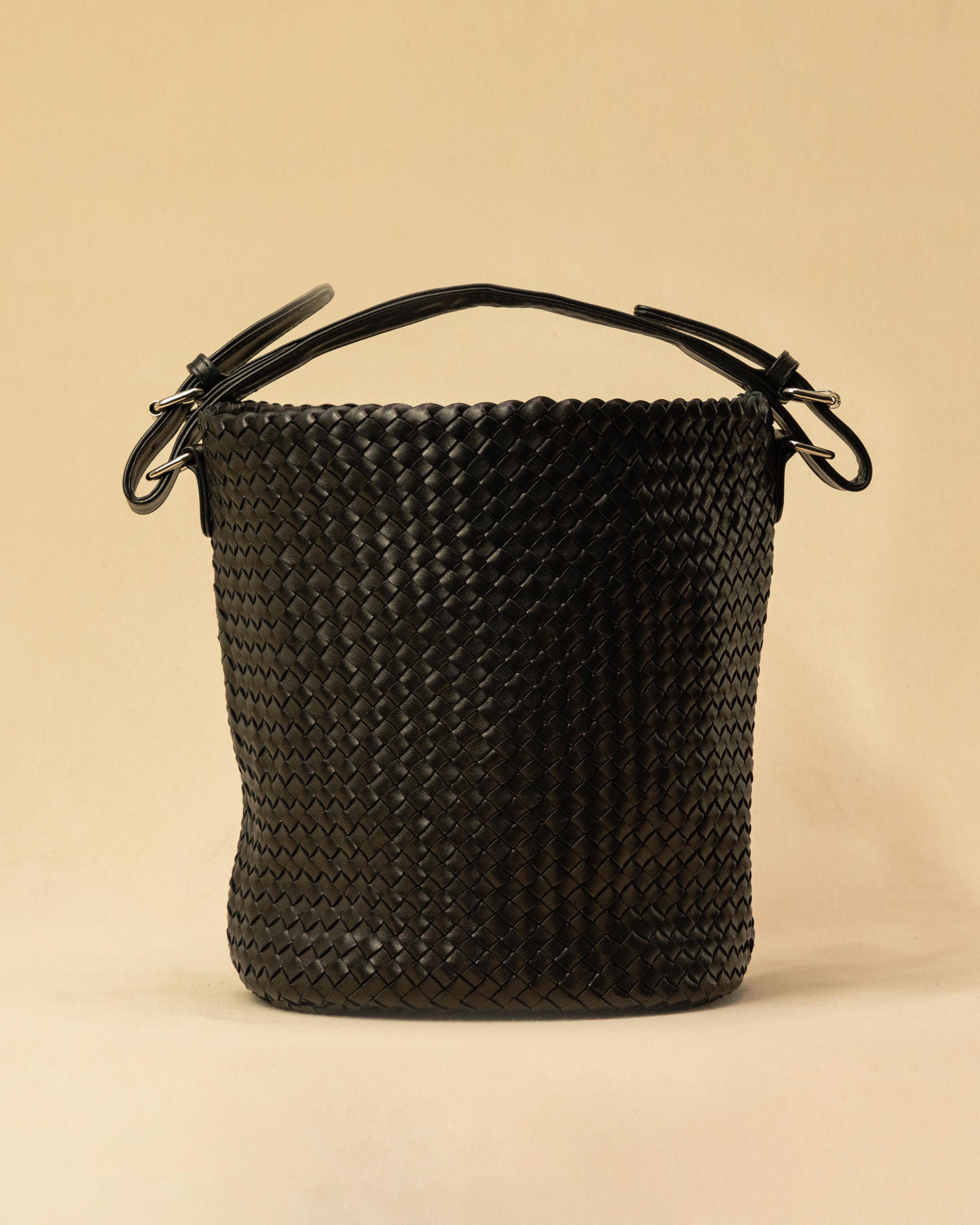 Shoulder Bag ABBIE in Black von LABEL17, aus geschmeidigem Lamm-Nappaleder von Hand geflochten. Beutelform mit kurzem Schulterhenkel, hergestellt in Marokko.