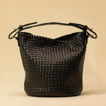 Shoulder Bag ABBIE in Black von LABEL17, aus geschmeidigem Lamm-Nappaleder von Hand geflochten. Beutelform mit kurzem Schulterhenkel, hergestellt in Marokko.