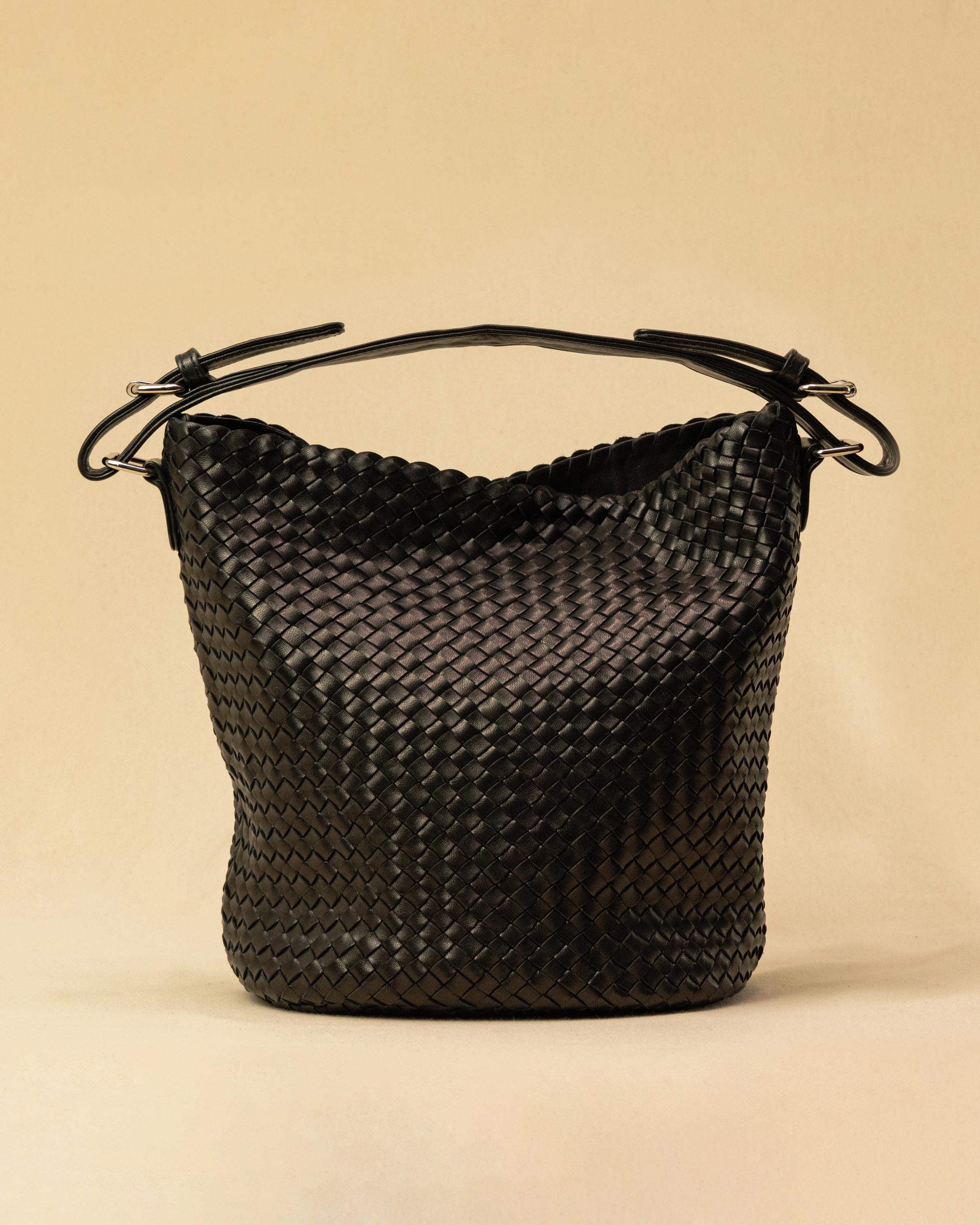 Shoulder Bag ABBIE in Black von LABEL17, aus geschmeidigem Lamm-Nappaleder von Hand geflochten. Beutelform mit kurzem Schulterhenkel, hergestellt in Marokko.