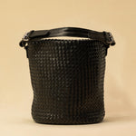 Shoulder Bag ABBIE in Black von LABEL17, aus geschmeidigem Lamm-Nappaleder von Hand geflochten. Beutelform mit kurzem Schulterhenkel, hergestellt in Marokko.