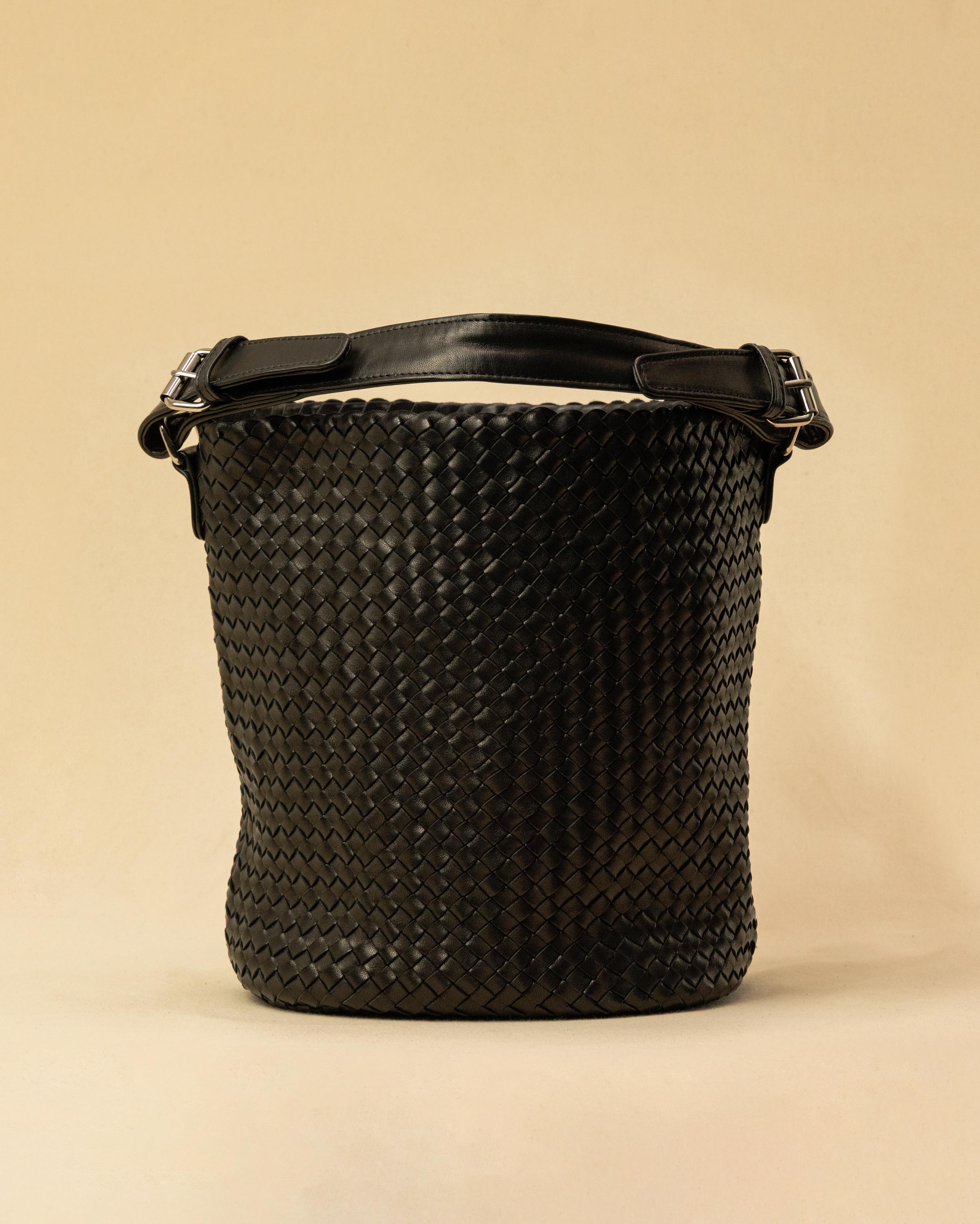 Shoulder Bag ABBIE in Black von LABEL17, aus geschmeidigem Lamm-Nappaleder von Hand geflochten. Beutelform mit kurzem Schulterhenkel, hergestellt in Marokko.