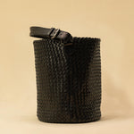 Shoulder Bag ABBIE in Black von LABEL17, aus geschmeidigem Lamm-Nappaleder von Hand geflochten. Beutelform mit kurzem Schulterhenkel, hergestellt in Marokko.