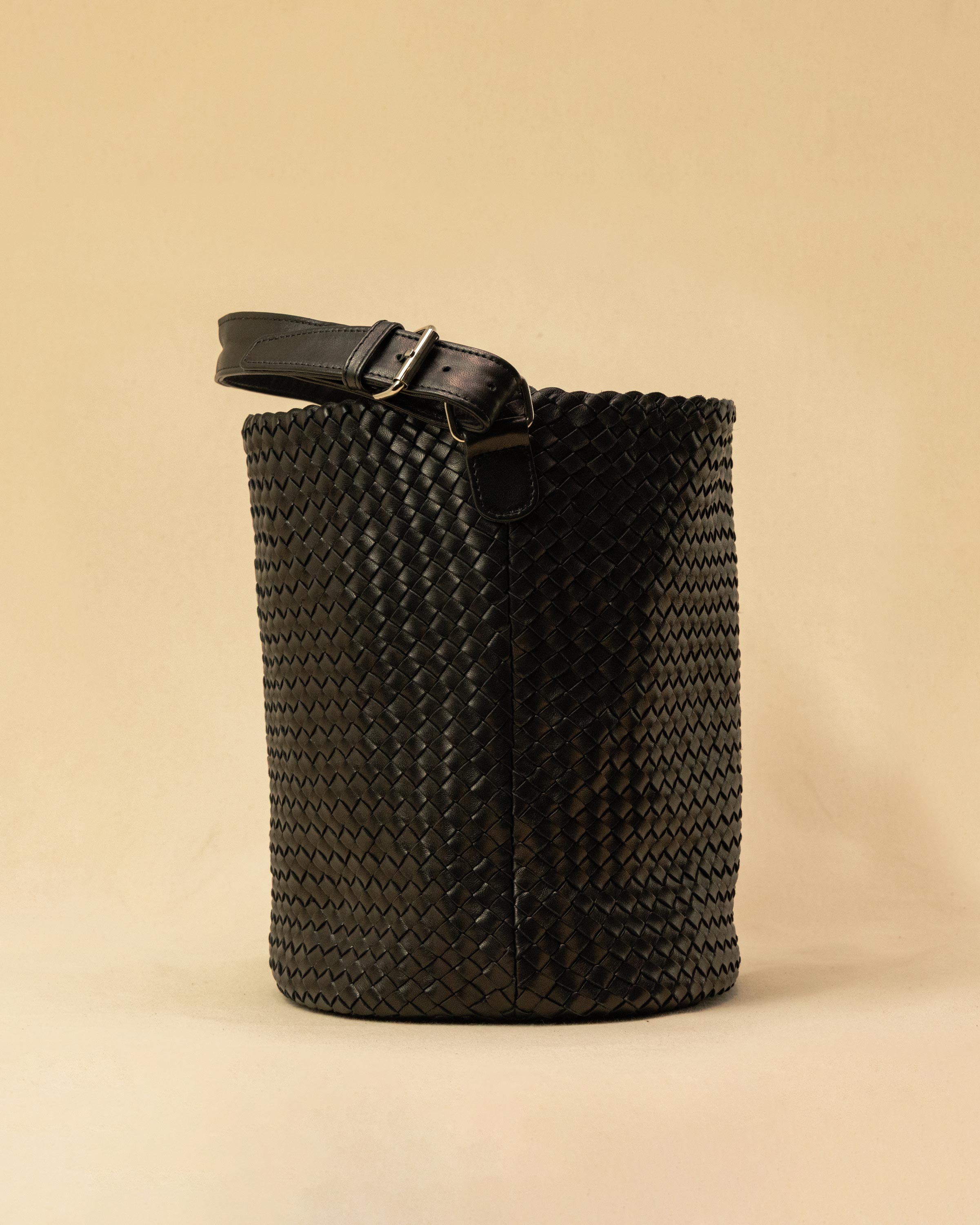 Shoulder Bag ABBIE in Black von LABEL17, aus geschmeidigem Lamm-Nappaleder von Hand geflochten. Beutelform mit kurzem Schulterhenkel, hergestellt in Marokko.