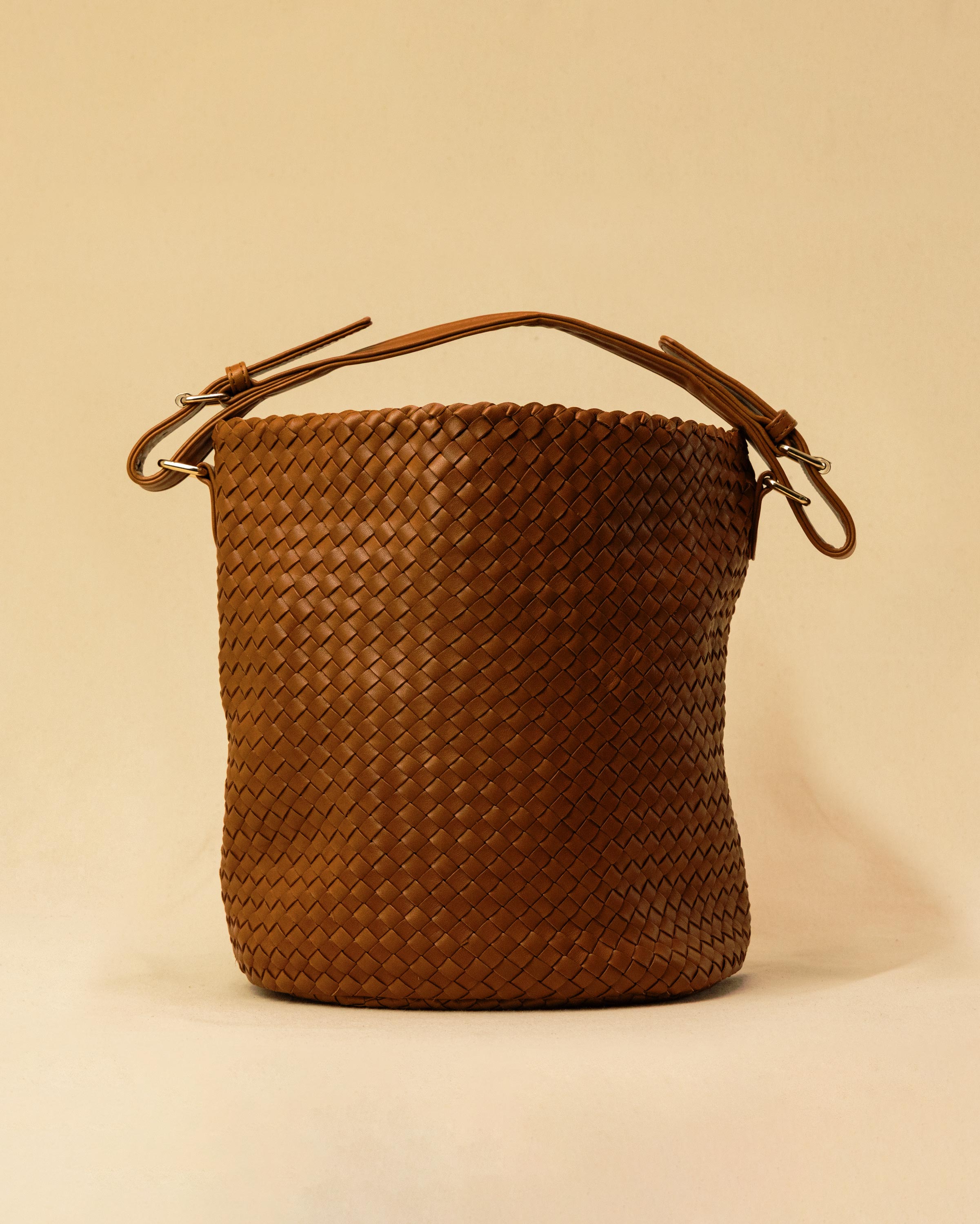 Shoulder Bag ABBIE in Cognac von LABEL17, aus geschmeidigem Lamm-Nappaleder von Hand geflochten. Beutelform mit kurzem Schulterhenkel, hergestellt in Marokko.