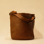 Shoulder Bag ABBIE in Cognac von LABEL17, aus geschmeidigem Lamm-Nappaleder von Hand geflochten. Beutelform mit kurzem Schulterhenkel, hergestellt in Marokko.