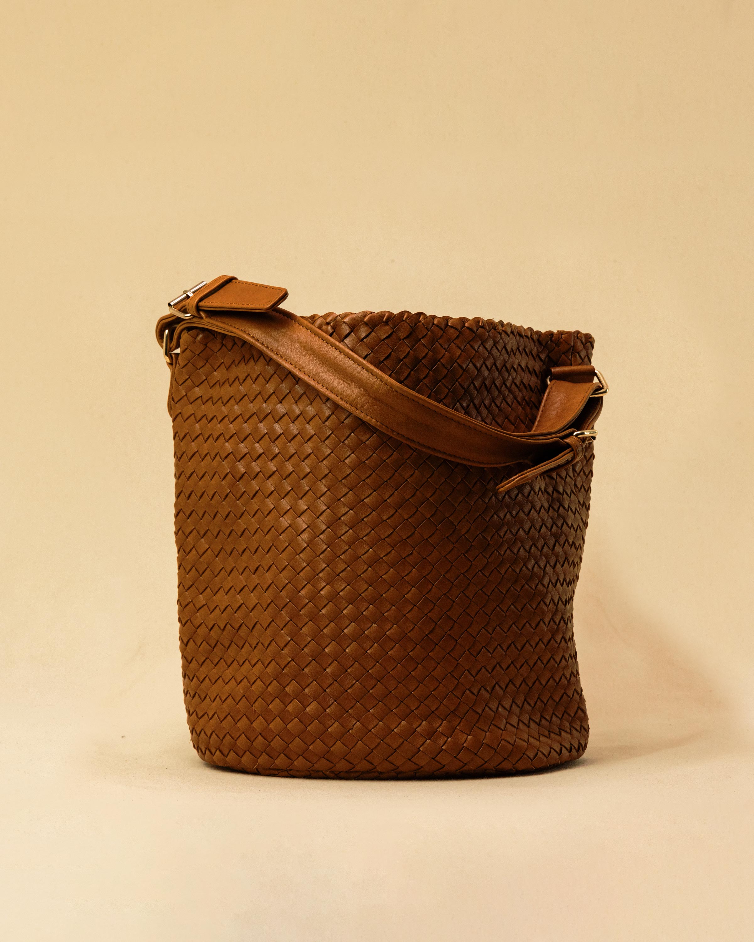 Shoulder Bag ABBIE in Cognac von LABEL17, aus geschmeidigem Lamm-Nappaleder von Hand geflochten. Beutelform mit kurzem Schulterhenkel, hergestellt in Marokko.