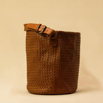 Shoulder Bag ABBIE in Cognac von LABEL17, aus geschmeidigem Lamm-Nappaleder von Hand geflochten. Beutelform mit kurzem Schulterhenkel, hergestellt in Marokko.