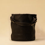 Shoulder Bag ABBIE in Darkbrown von LABEL17, aus geschmeidigem Lamm-Nappaleder von Hand geflochten. Beutelform mit kurzem Schulterhenkel, hergestellt in Marokko.