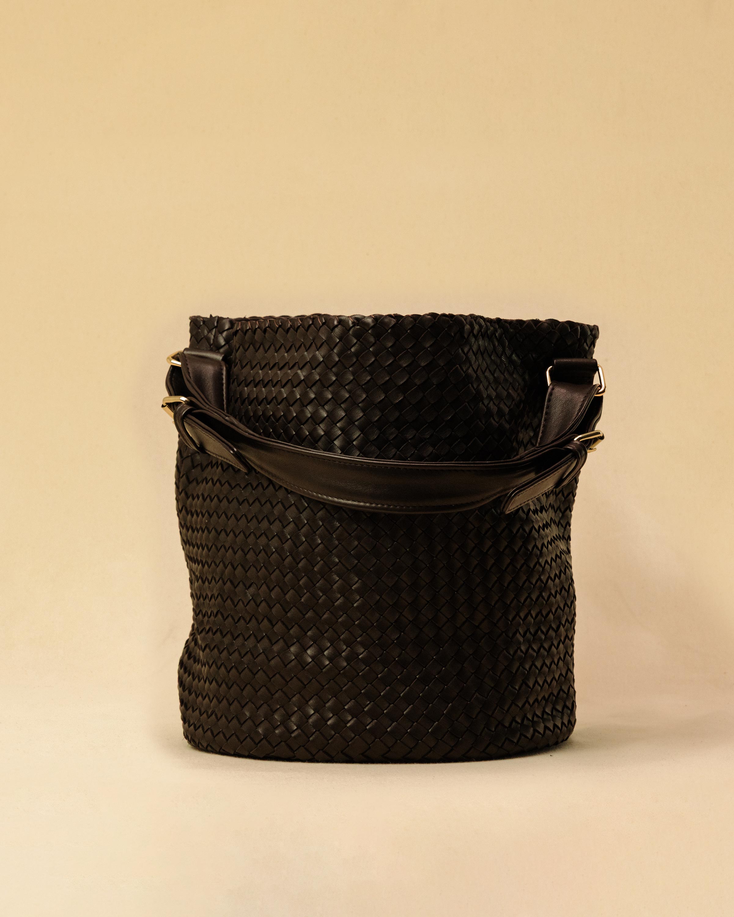 Shoulder Bag ABBIE in Darkbrown von LABEL17, aus geschmeidigem Lamm-Nappaleder von Hand geflochten. Beutelform mit kurzem Schulterhenkel, hergestellt in Marokko.