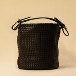 Shoulder Bag ABBIE in Darkbrown von LABEL17, aus geschmeidigem Lamm-Nappaleder von Hand geflochten. Beutelform mit kurzem Schulterhenkel, hergestellt in Marokko.