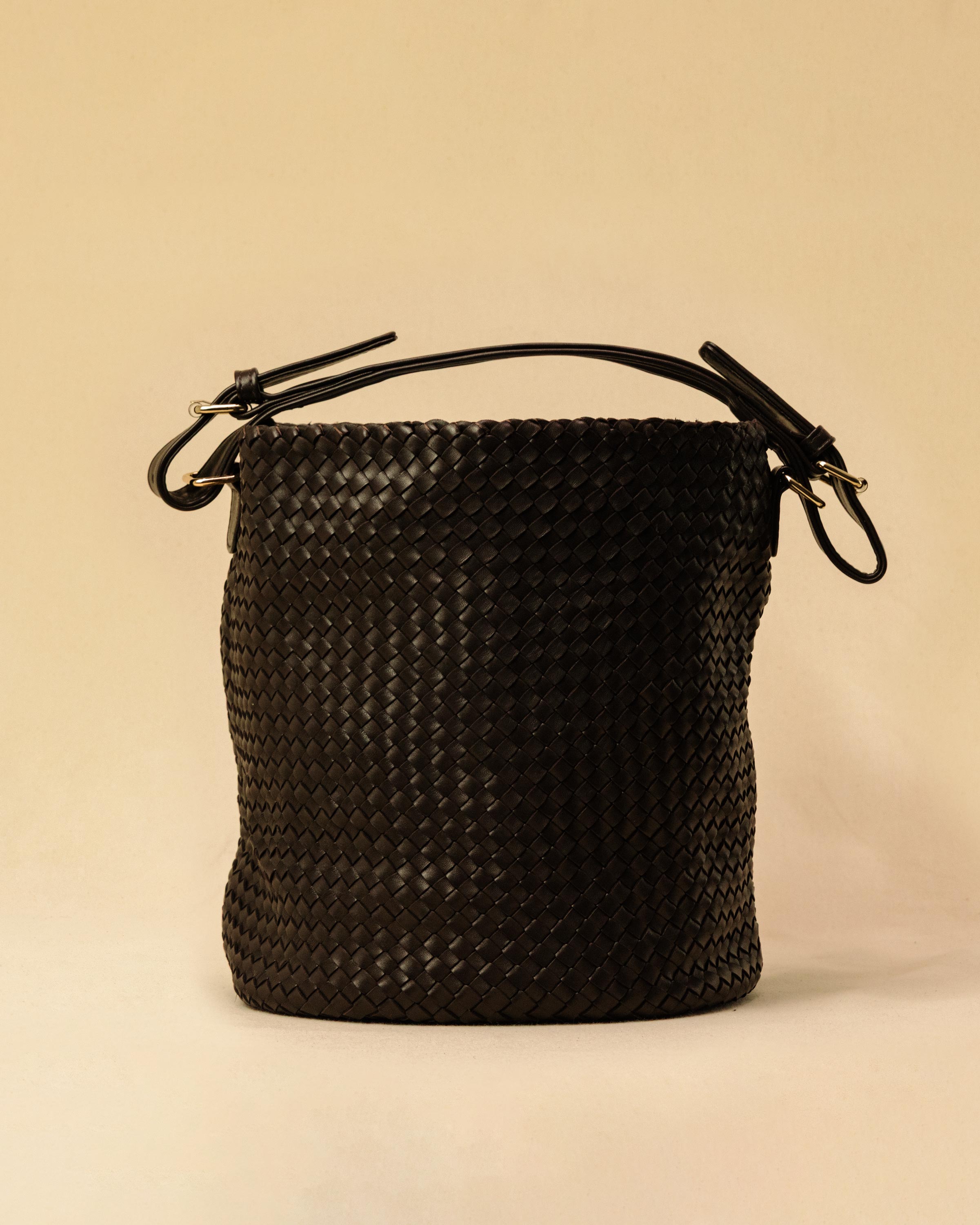 Shoulder Bag ABBIE in Darkbrown von LABEL17, aus geschmeidigem Lamm-Nappaleder von Hand geflochten. Beutelform mit kurzem Schulterhenkel, hergestellt in Marokko.